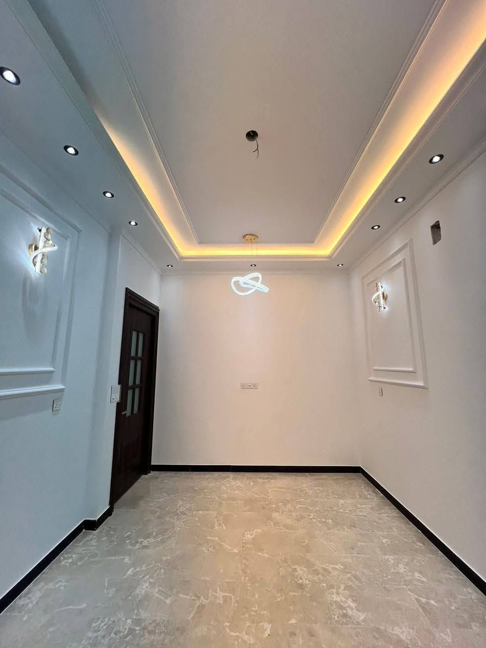 دار للبيع 100 متر واجهة 5 مدخلين 
طابو ملك صرف 
يحتوي  على هول صالة
منور مطبخ وخدمات غرف نوم عدد 3
واجهة بورسلين ارضية مرمر  
حي الجهاد الرفاق قرب شارع 40
للاستفسار ☎️ ***********
***********
