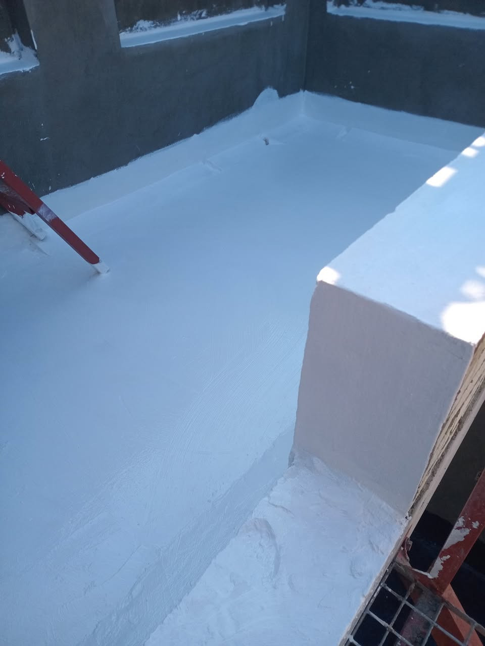 مادة الروف كارد العازله للاسطح 
عازلة للرطوبة 100%
عازلة للحرارة 80%

ملاحظة: تتكون المادة من طبقة الاساس  +الالياف العازلة 

يتكون العمل من تنظيف وجلي السطح وتصفيره من الشوائب الاسمنتية الزائدة + تصليح الاطراف بالمادة الاسمنتية وتنعيمها +تصليح الاماكن التي يتجمع بها الماء +غسل السطح  من الاتربة غسل جيد +طلاء طبقات المادة العازلة مع الالياف   
للاستفسار اكثر الاتصال على الرقم ***********
