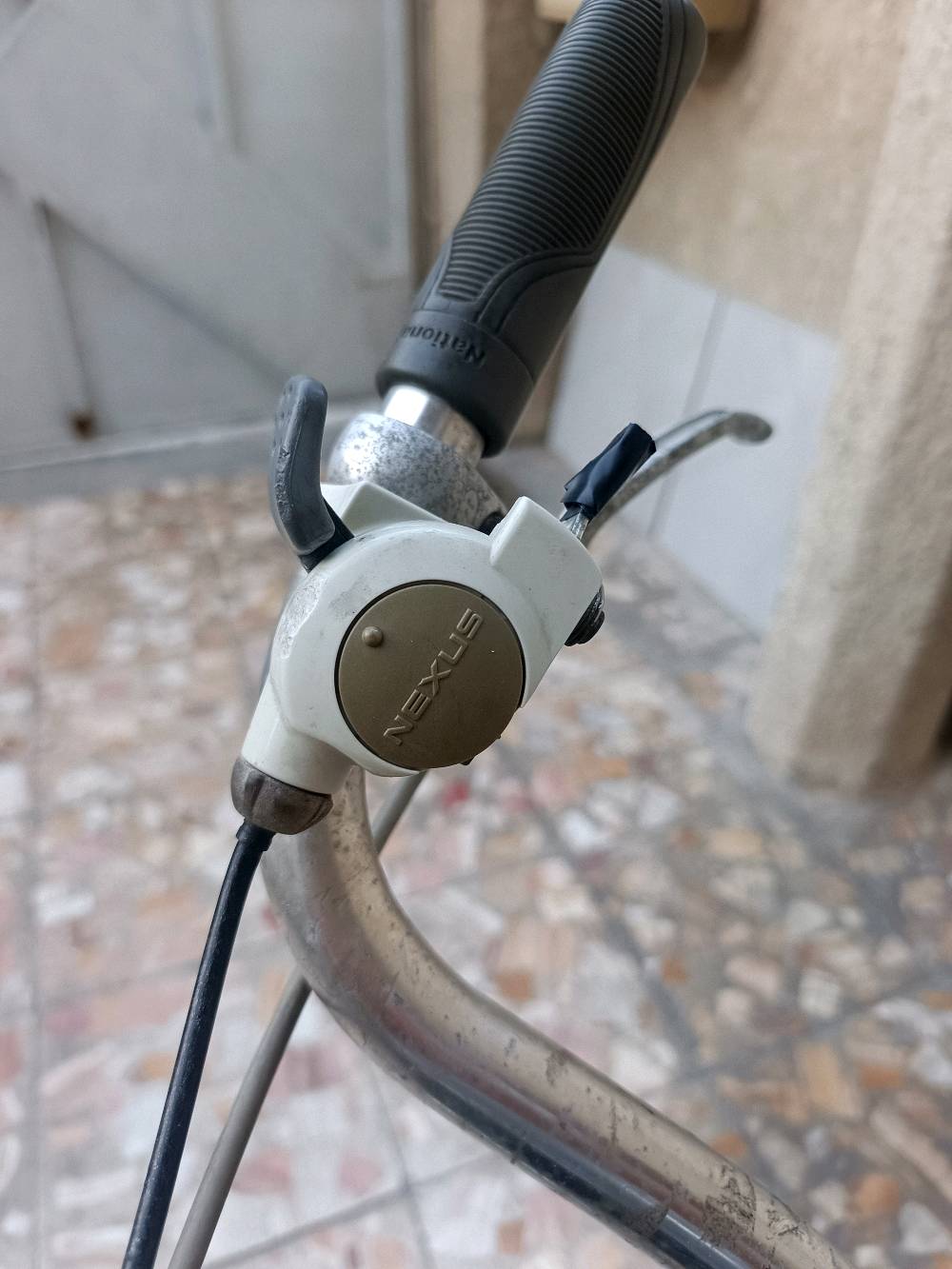 هذا البايسكل من ماركة "شيمانو"، مثالي للتنقل اليومي والرحلات القصيرة داخل المدينة. التصميم الأنيق والإطار المتين يجعلان من استخدامه تجربة مريحة وآمنة. يحتوي على ناقل حركة داخلي لسهولة التبديل بين السرعات وفقًا للحاجة. توفر السلة الخلفية مزيدًا من المساحة لحمل الأغراض الشخصية بسهولة.