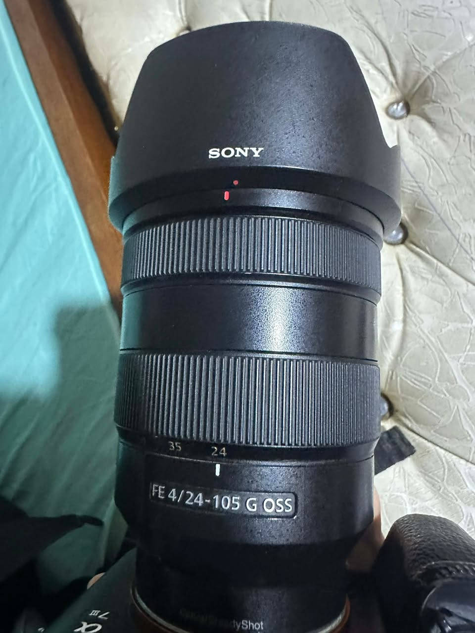 هذه العدسة هي Sony FE 24-105mm F4 G OSS، وتعتبر من  أكثر العدسات تنوعاً وعملية لمستخدمي كاميرات سوني كاملة الإطار (Full-frame).
سعر الجديد عند الافراح بمليون و١٠٠ 
اني رايدها ب ٩٠٠ الف وبيها مجال


**إذا كنت صاحب هذا الإعلان وتريد حذفه لأي سبب، رجاءا أرسل رسالة إلى الدعم الفني**