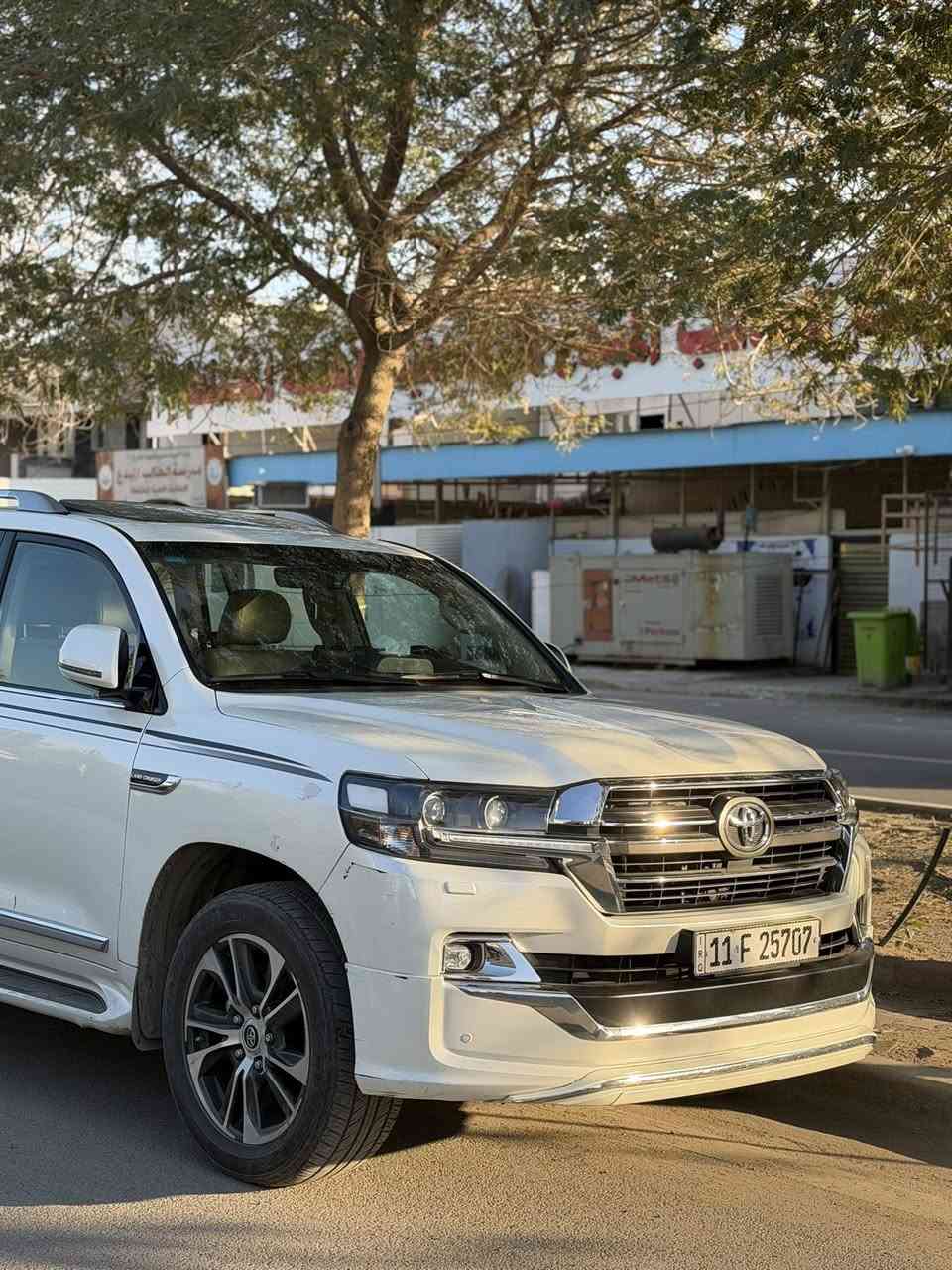 السلام عليكم لاندكروز ساز 2020 للبيع فقط ماشية 90الف كيلو استعمال شخصي الصور موضحة يمكم السعر 500 ورقة وبيها مجال للاستفسار ***********
