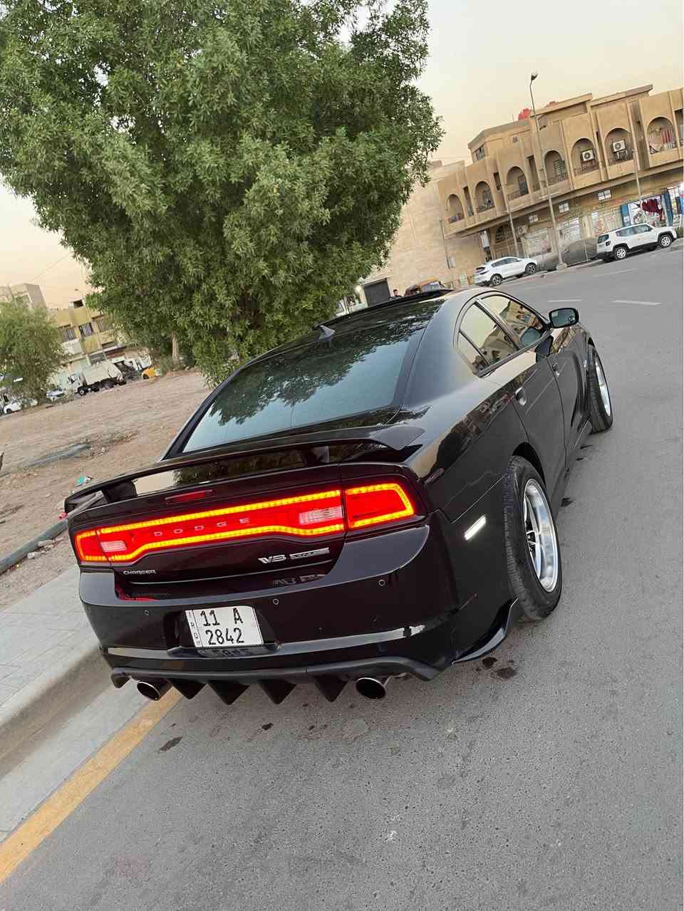 لسلام عليكم 
جارجر 13 اصل SRT
خليجي كلين تايتل بدون قطرة صبغ 
فول فتحة كشنات تدفئة تبريد والخلفيات تدفئة
ستيرن تدفئة كلاصات حار بارد 
فقط الباب الخلفي الايمن مبدل نفس اللون بلادي
باقي السيارة كلها مكفولة من ضربة ومن حادث 
عليها طابوكة 5700 
كلشي بالسيارة SRT بلادي ثلاجة واكسل قفل وباقي التفاصيل ماشية 205 كيلو 
منظومة زنون درجة اولى سوارات متغير 60 لون 
تخم ويل وتخم تاير جديد 
فجوج برمبو 
السعر / 170 ورقة وبيها مجال 
*********** بغداد, العراق
