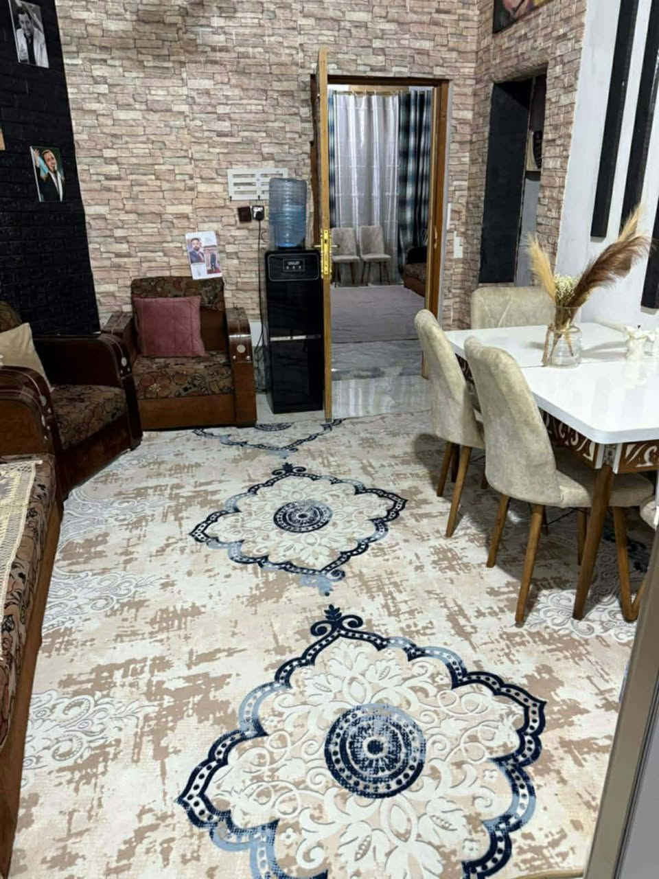 السلام عليكم يوجد بيت للبيع زراعي المكان الورداوي قريب ع شط المساحه 220 متر بناء طابقين درجة اولى طابوك كونكريت الطابق الأول يتكون من غرفتين وصالتين ومطبخ وصحيات داخليه وخارجيه وديوانيه وكراج سياره طابق الثاني يتكون من 4 غرف وصاله جبيره وصحيات وسطح السعر 155 وبيه مجال الاستفسار *********** امجد للعقار
