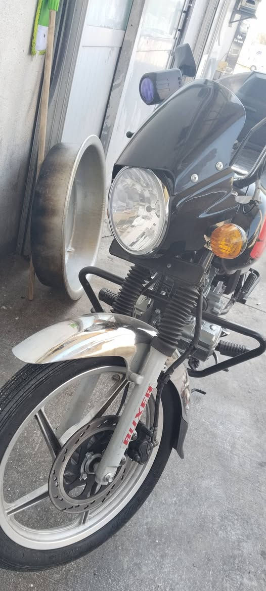 دراجه بوكسر  مستعمل يشبه الجديد مكينة 200c ثنين بصمة تشغيل جهاز انذار تشغيل عن بعد اوراق كامل اصولي سماعات اثنان فتحة شحن اثنان بطارية جديدة ام شاشة مرخصة من شركة بي ام دبليو دراجه كامله من كلشي مكفوله كفالة عامة ب1800 وبيها مجال. 
كوردي.... 
ماتۆڕی بۆکسەر بۆ فرۆشتن، پاسکیلێکی بەکارهاتوو کە تازە دەردەکەوێت، دوو پەنجەمۆری داگیرساندنی هەیە، سیستەمی ئاگادارکردنەوە، دەستپێکردن لە دوورەوە، کاغەزی ڕەسەنی تەواو، دوو بڵندگۆ، دوو دەروازەی بارگاویکردن، پاتری نوێ، داشبۆردی مۆڵەتپێدراو لە کۆمپانیای بی ئێم دەبلیو، پاسکیلەکە لە هەموو ڕوویەکەوە تەواوە، گەرەنتی گشتی بۆ 1800 و جێگای گفتوگۆ هەیە. السليمانية, العراق


**إذا كنت صاحب هذا الإعلان وتريد حذفه لأي سبب، رجاءا أرسل رسالة إلى الدعم الفني**