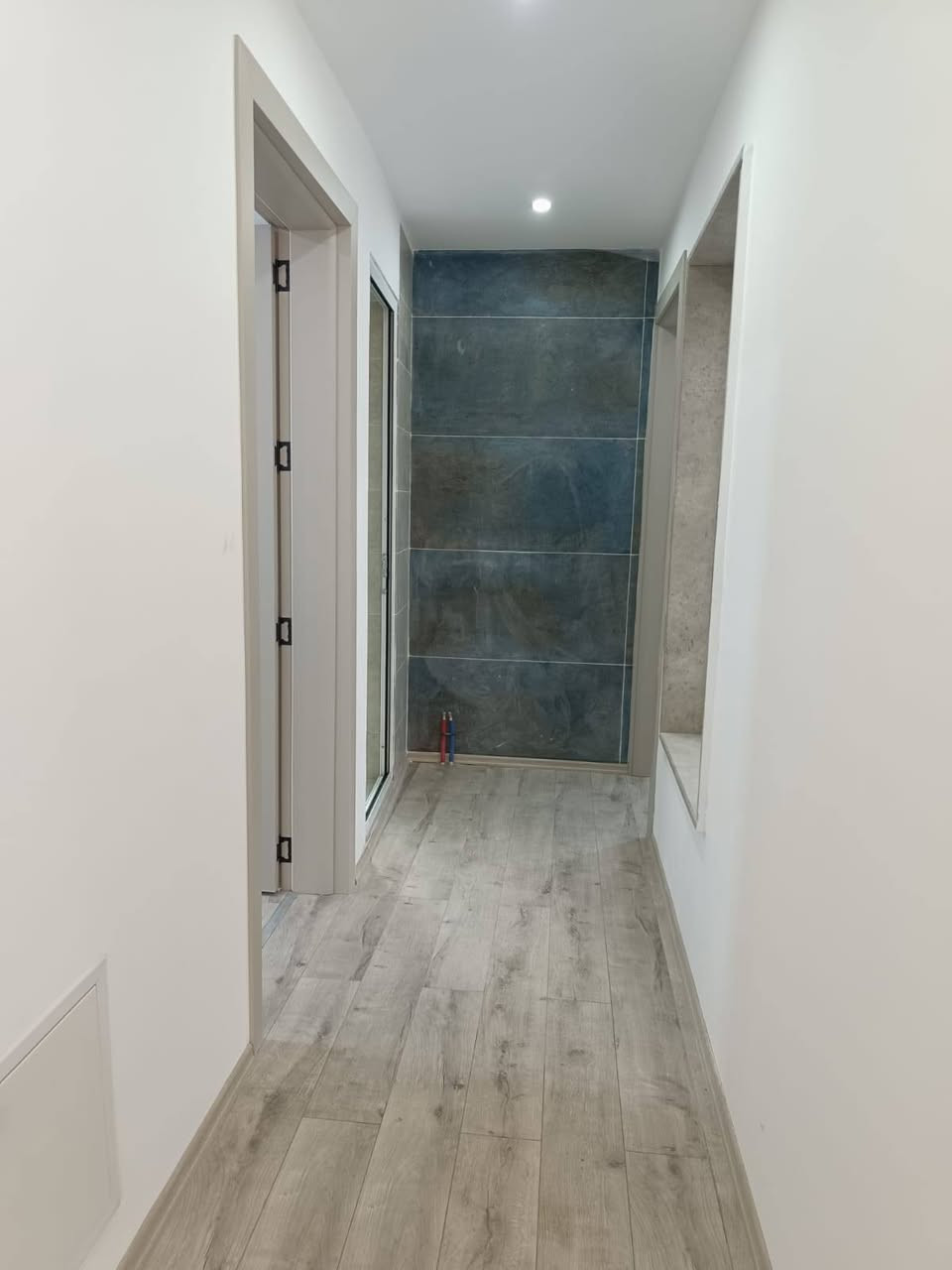 (خانووی تازە بۆ فرۆشتن لە سلێمانی لە گەڕەکی ڕزگاری)
خانووەکە زۆر جوانە
تازە درووست کراوە
فوول مواسفاتە 

نزیکی جادەی عام و بازاڕ و خەتی پاسە 

مساحەی 160متر
واجهەی 8متر پانە 

دوو قاتە بۆ دوو ماڵی جیا دەبێ 

قاتی یەکەم (هۆڵی دانیشتن و میوان و مەتبەخ، مساعد مەتبەخ، دوو ژووری نوستن، حمام و توالێت، گراج) 

قاتی دووەم (هۆڵی دانیشتن و میوان و مەتبەخ، مساعد مەتبەخ، دوو ژووری نوستن، حمام و توالێت، باڵکۆنی) 

تێبینی: خانووەکە دیکۆراتی جیاوازو بێ وێنەی بۆ کراوە ، وە سیستمی شۆڤاژو دەکتی موبەریدە و زۆر مواسفاتی تری هەیە 

نرخی 17 دەفتەرو نیو وە مجالی تێدایە
تلفون ***********
.............................................................................
(دار للبيع في السليمانية في حي رزگاري) 
البيت الجديد
فول المواصفات 

موقع مميز
قريب من الشارع العام و اسواق 

المساحة 160متر 

مكون من الطابقين
يجوز للعائلتين 

الطابق الاول (صالة معيشة، مطبخ بارد، مطبخ حار، صحيات، غرفتين نوم، كراج) 

الطابق الثاني (صالة معيشة، مطبخ بارد، مطبخ حار، غرفتين نوم، صحيات، بلكونه) 

السعر: 17 دفتر و نص، قابل للتفاوض

للمزید من الاستفسار الرجاء الاتصال بالارقام التالیة 

هاتف، واتس اب، فايبر ***********
