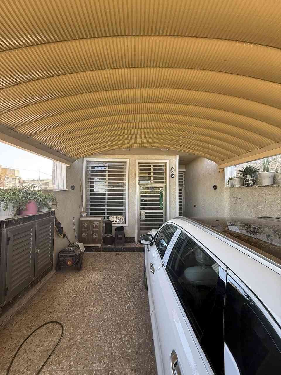 البيع بيت مساحة 100 واقع حال 140واجه 5 نزال 28  يحتو على ستقبال كبيره و صاله و مطبخ و حمام كبير و منور و غرفه كبيره طابق ثاني غرفه وحده كبيره و حمام و بيتونه كلش كبيره
مقابيل لبيت حديقه تسجيل 5 في 30
منطقة أسوار بغداد قرب لهزه 
ستفسار ***********￼
