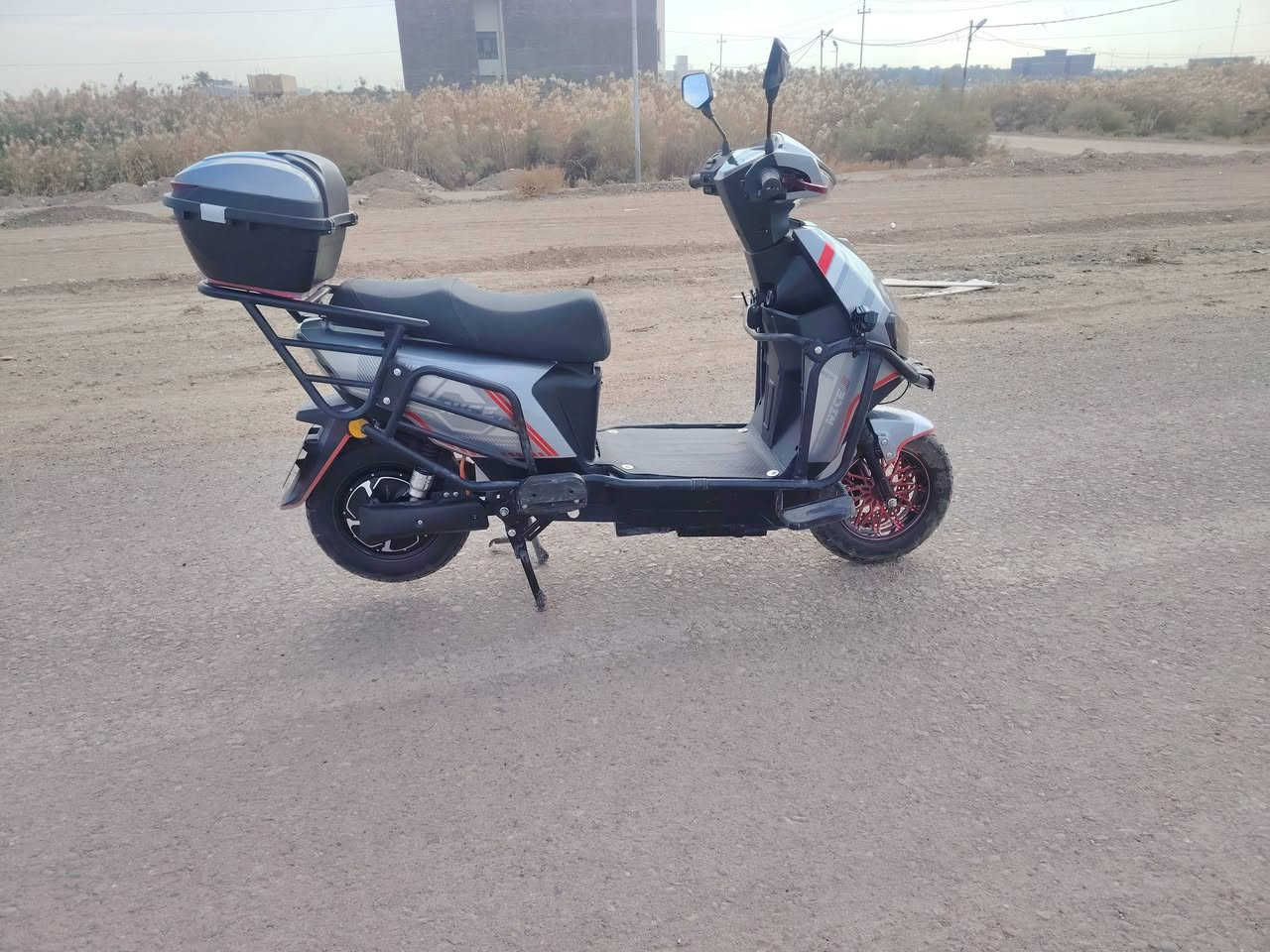 السلام عليكم ورحمة الله وبركاته 
دراجه شحن للبيع نوع سكنس بطاريات عل فحص صارله شهر مستخدم مابي نقص برغي 
موديل(2025)
نظام(R) 
سويچ (2)
بصمه(2)
كارت(2)
اشاره دبل اشار 
لايت عالي ناصي سكن كلا شغال 
السعر$(700) وبي مجال.. مكان الفلوجه 
للأستفسار الأتصال على الرقم.(***********)
