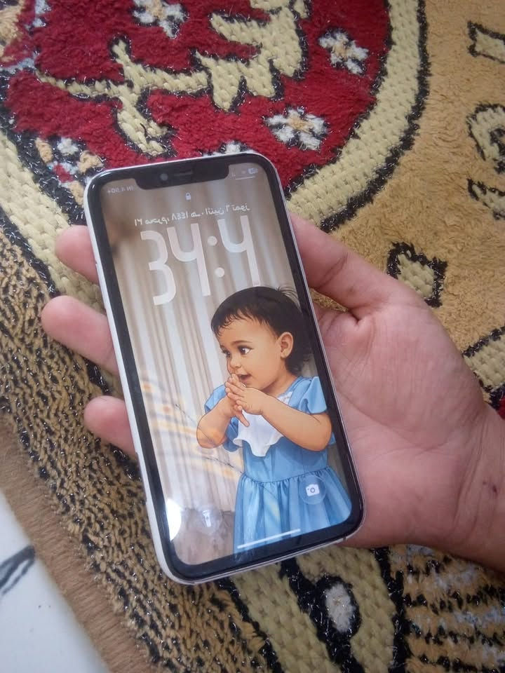 ايفون 11العادي جهاز مال بيت  الضهر مكسور وحاطله غلاف والشاشه بيه كسر مثل ما موضح بل صوره بس ماعلي شي طبيعي ذاكره ١٢٨ دبل شريحه  بطاريه 75 الجامه مال كامره الخلفيه الجوه مكسوره بس شغاله هاذ البي الجهاز ويا شاحنه اصليه الله شاهد غير هذن مآبي شي السعر 150 العنوان الجزيرة 
***********
