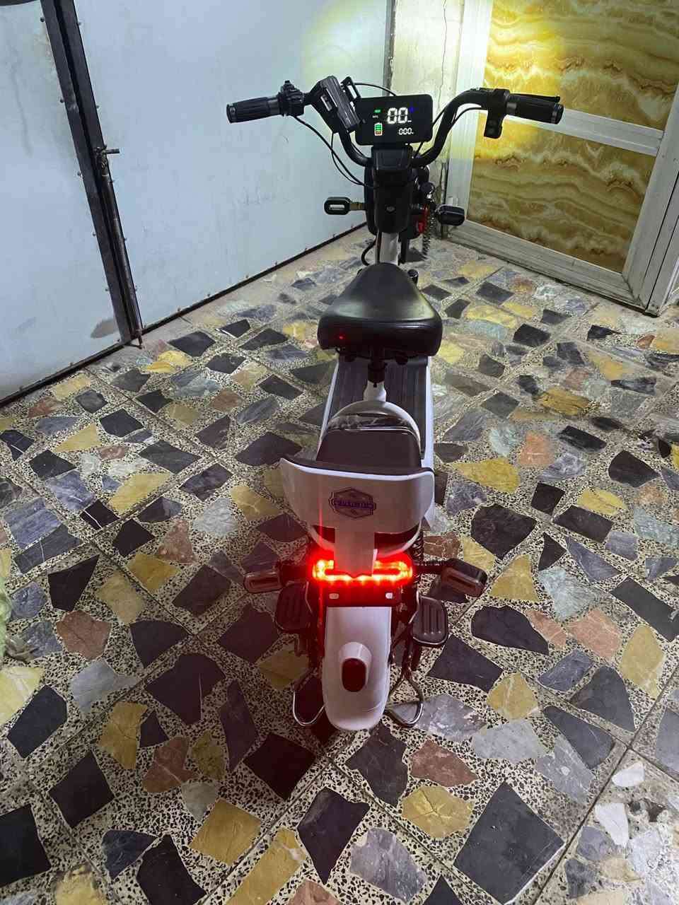 السلام عليكم
دراجة شحن حجم 14 بطاريات 4 تشغل بلوتوث التشغيل مالتها سويج و بصمه و NFC اشاير جانبية امامية وخلفية بيها مكان للبايدر 4 سرع قاعدة مال موبايل وبيها منفذ شحن للجهاز اشاير جانبيه ودبلات خلفي وامامي وبيها قفل ويل للأمان لايت عالي وناصي ستاند جانبي وتعليك التاير الامامي مبنچر الخلفي مابي شي دگمه السرع فايته ليجوه بس شغاله والشاشه موضحه بالصوره سعرها 300 وبيه مجال بسيط مكاني بغداد حي الاعلام قرب تقاطع درويش *********** ومتواجد واتس
