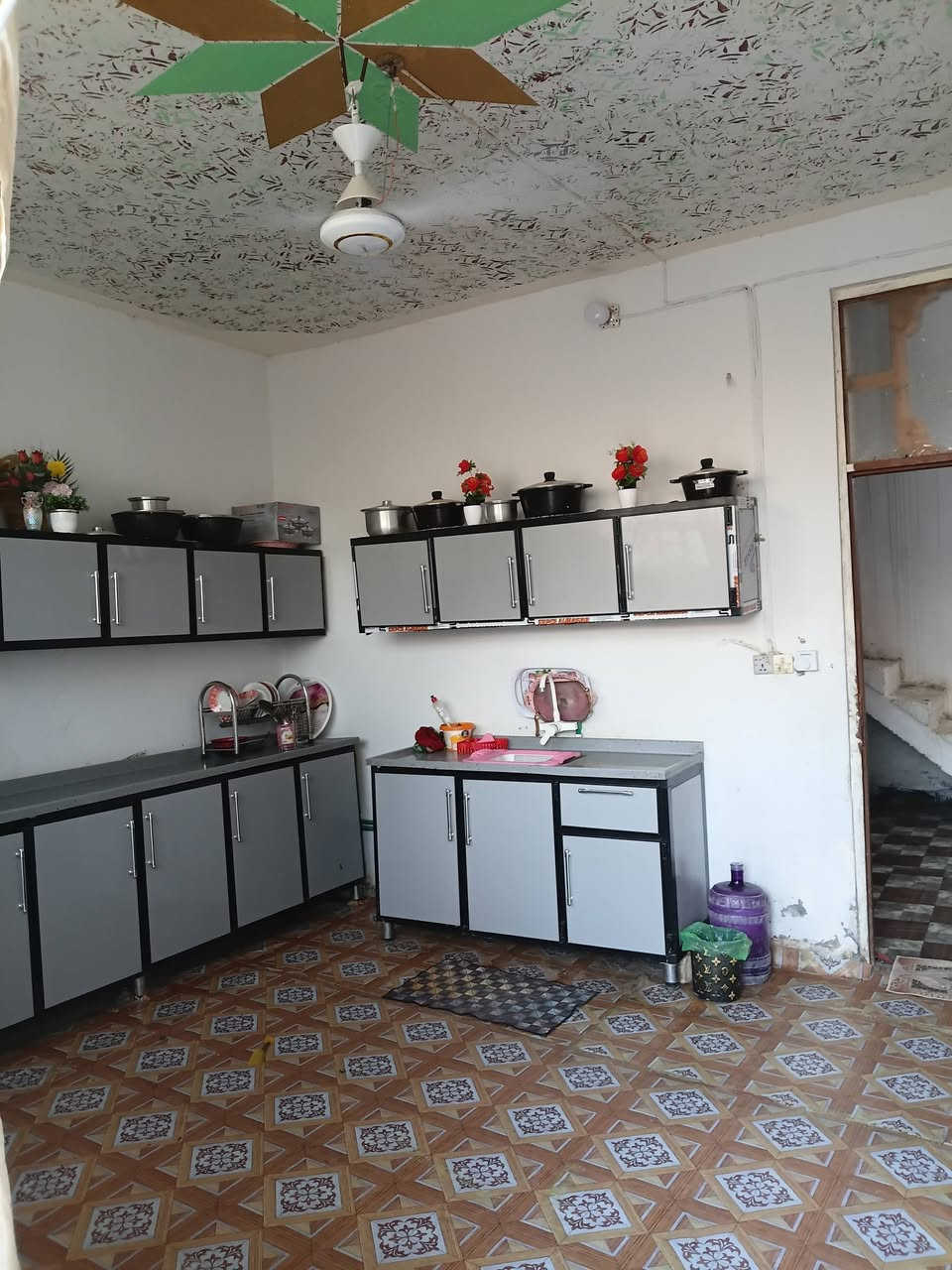 السلام عليكم بيت للبيع 
قرب مفرك شريفة بنت الحسن 
المساحة ١٩٠م
يحتوي الطابق الأرضي ع غرفتين صالة كلدور مطبخ 
الطابق الأول يحتوي على غرفتين +مجمع صحيات
السعر /٥٦
رقم الهاتف /***********
***********

