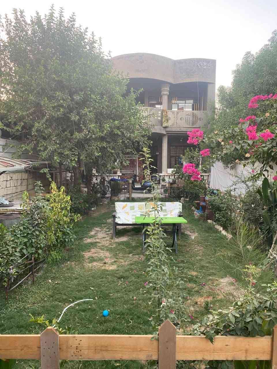 سلام عليكم
قطع ارض مساحه 500 متر واجه 10 نزال 50 
بيها بيت بناء 230 متر
يحتوي على 4 غرف نوم وصحيات عدد 2
واستقبال ومطبخ
+ مشتمل سندويج
ثنينهن بمدخل واحد
عنوانها ههورجب الشارع المقابل افران الزيتون قرب السريع الجديد

باقي التفاصيل
***********
