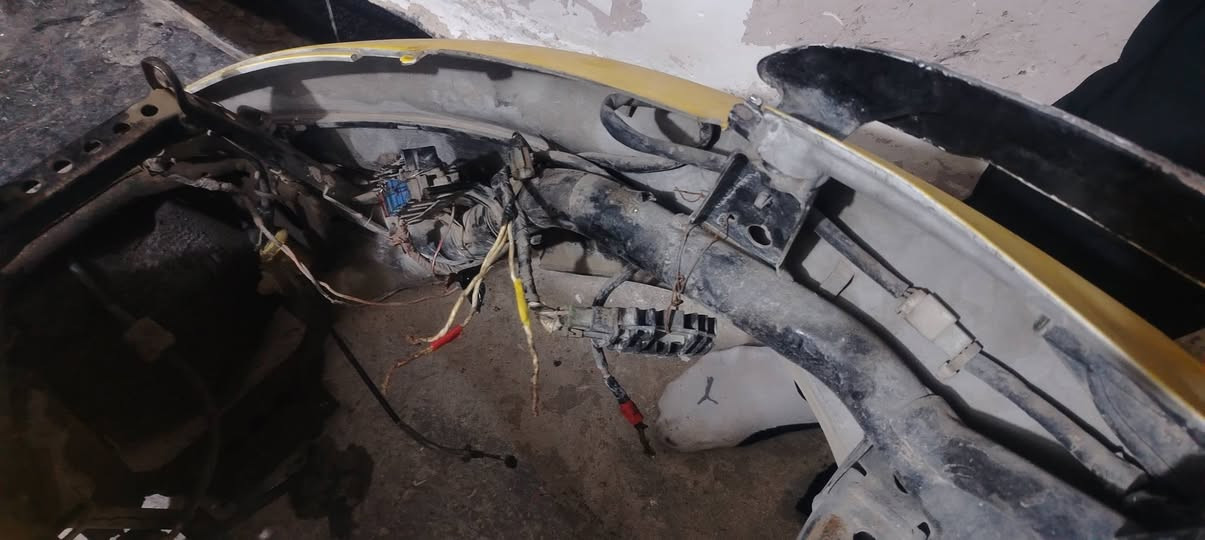 السلام عليكم
شاصي سكنس نثيه كامل من كلشي كهربائيات كلها شغاله وعقل
 نقصه بس مكينه
وعندي كابريترات العدد 4 بيهن 2 بلاديات واحد ما مصوره  
وكتف شحن بلادي
وفاكيوم
وبنز بريك خلفي
قيم واخذ بل يرضي الله رقمي *********** واتساب فقط مكاني بغداد الحبيبيه
