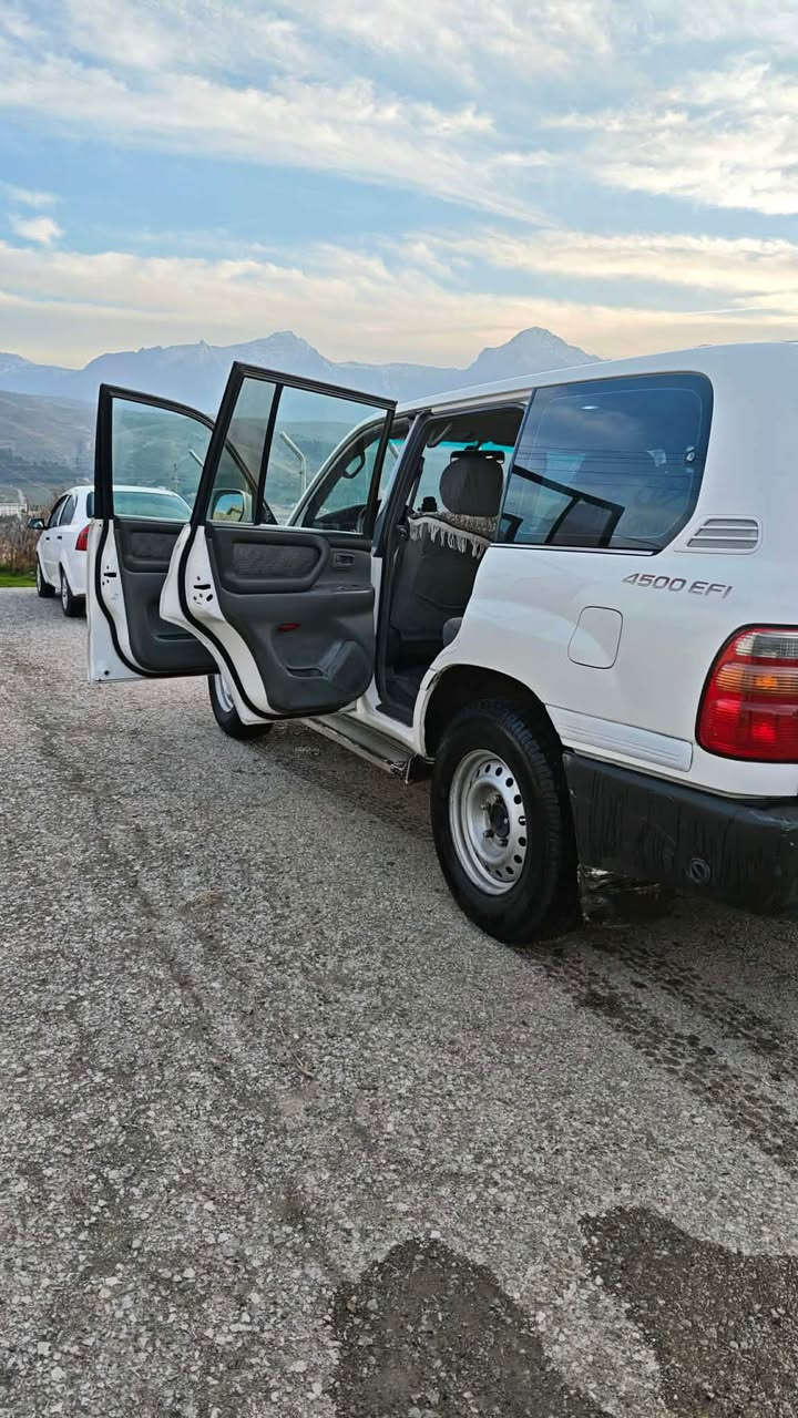 مۆنیکا ٢٠٠١فول حادی 
خازو بەنزین 
دو بستی سبوخە بئ ژۆرئ 
گئرو مەکینە تەحویل  خرامە بەشەرت 
ناوی لە حاسیبە نیە 
چوار تای نوئی تازە لۆ بەسترایە 
یەک دینار مەسرەفی تئ دا نیە
لۆ سحرو تەفاسلی کاملی سیارەی  
رەقەمی ساحبی سیارە 
*********** سوران, أربيل
