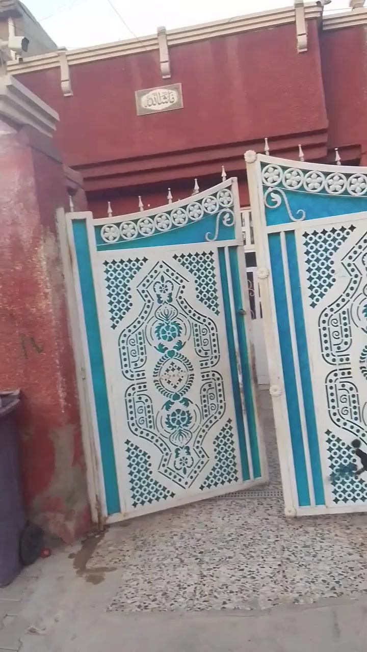 السلام عليكم بيت للبيع مساحته 100 متر طابو صرف نظيف وجاهز ربع متصرف علي عنوان بغداد الحسينيه الراشديه مصقط شارع ابو مهند ***********
