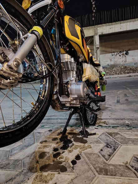 شباب دراجه للبيع شلامجه موديل ٢٣ أوراق شرط الترقيم السعر مليون ٥٠٠ وبيهه مجال شي قليل مكاني واسط عزيزيه وهذا رقمي ***********
