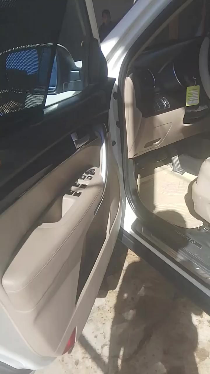 كيا سورنتو 2013 1/1 فول مواصفات بانوراما تشغيل بصمه حساسات خلفي وامامي كاميرات للسيهض سياره كلين نظيفه شرطه تحويل من الشرعي اللي يريدها يجيني خاص على رقم الهاتف ***********
