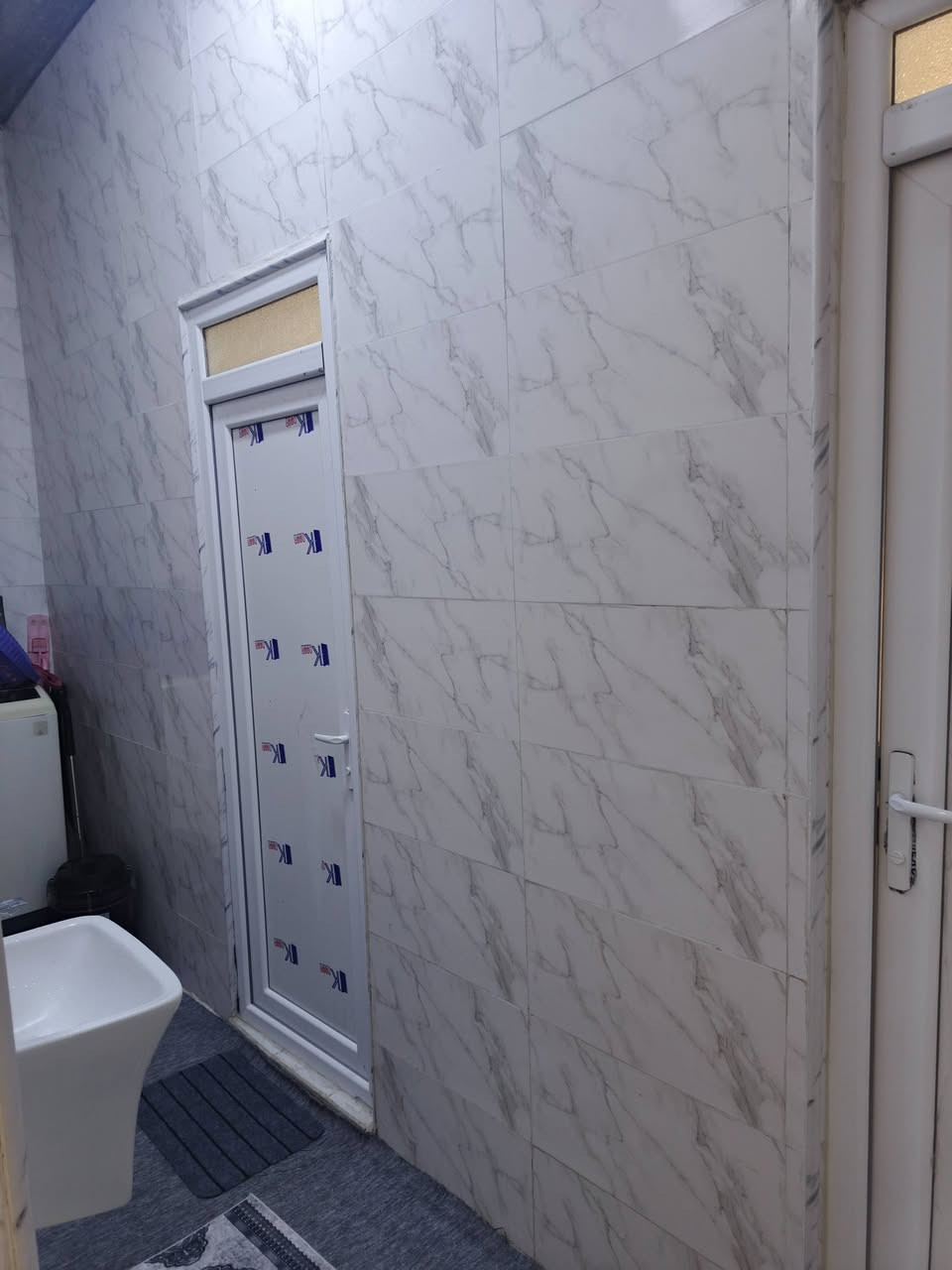 ‏دار حديث للبيع 140 متر مع حديقه جانبيه 130 متر
‏بناء جديد 2025
‏كافة الخدمات واصلة لباب البيت 
‏خط مولد ذهبي
‏
‏المكان / الإمام عون (ع)  مقابل محطة الوقود على الشارع العام يبعد 100 متر عن الشارع
‏طريق بغداد كربلاء عامود 248
‏الجنس زراعي مشمول بالطابو 
‏
‏التفاصيل :
‏
‏استقبال 
‏مطبخ
‏صاله
‏غرفتين نوم. وحده نظام سويت غربي
‏حمامات داخليه . . . شرقي وغربي
‏حمام خارجي
‏
‏البيت بي نظام دكت مبرده 
‏
‏السطح شتايكر 
‏
‏الشبابيك ألمنيوم 
‏
‏اتصل 
‏السعر 90 قابل للتفاوض
‏***********
