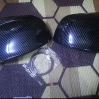 غلاف مري امامية من الياف الكوربون بس ماعرف ياسيارة اطوني سعركم وبالعاف...