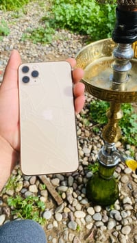 ايفون 11 برو ماكس للبيع ذاكره 256 بطاريه 76 كله بلادي بس الضهر مشروك م...