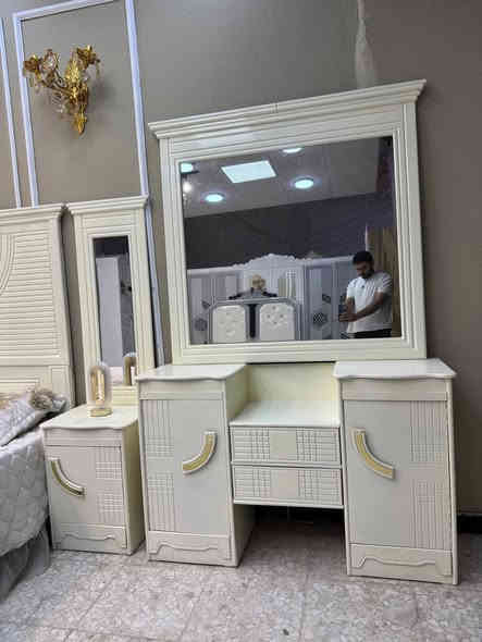 💰 السعر: مليون دينار فقط – غرفة جديدة وجاهزة
📞 للحجز والاستفسار واتساب: ***********

🛏️ غرفة نوم فخمة – خشب خفيف سوكي / درجة اقتصادية – طابق واحد
• داخل معاكس 3ملم – خارج تحفير SNS انديف 5ملم
• صبغ حراري درجة أولى
• كنتور 6 أبواب – 9 قطع كاملة
• سرير بلاويد أسود (6 أرجل)
• قياس الكنتور: ارتفاع 2.40 × عرض 3.20

✨ الإضافات:
• دوشك: 135 ألف
• شازلون مقعد: 50 ألف
• شازلون مخزن: 75 ألف
• طابورية: 15 ألف
• زاوية تصميم كنتوري بنفس ارتفاع الكنتور

🛠️ فحص قبل الاستلام

🚚 التوصيل:
• بغداد: توصيل وشد مجاني (الأطراف 50 ألف)
• المحافظات: حسب البعد
