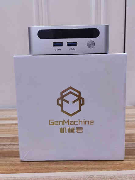 🔥 Mini PC – Gen Machine (أداء عالي جداً)

🔻 ملاحظة مهمة:
المعالج من نوع H وليس U.
هذا يعني High Performance = أداء صاروخي، سرعة معالجة عالية جداً، مناسب للمهام الثقيلة بدون تهنيگ.

---

⚙️ المواصفات الكاملة:

المعالج (CPU):
AMD Ryzen 7 5800 H 
 أداء قوي للمهام المكثفة والبرامج الثقيلة

كرت الشاشة (GPU):
AMD Vega 8  (7nm بدقة تصنيع حديثة ) –
 ممتاز للعمل، التصميم، والملتميديا

الرام (Memory):
16GB DDR4 – قابل للتطوير 
كافية جداً للتعدد بالمهام وتشغيل برامج
 كبيرة

التخزين (Hard):
512GB SSD M.2 – سريع جداً في الإقلاع وفتح البرامج

الاتصال:
✔️  داخلي Wifi
✔️  داخلي Bluetooth

المنافذ:
موضّحة بالكامل بالصور المرفقة (USB – HDMI – Type-C – LAN… إلخ)

---

📦 المحتويات:

الشاحن الأصلي

الكارتون الأصلي

جميع الملحقات داخل العلبة مع 🎁 ماوس هدية 🎁
---

💨 الاستخدامات المناسبة:

✔️ شغل مكثف وبرامج ثقيلة
✔️ الدراسة والأوفيس
✔️ التصميم الخفيف
✔️ تصفح سريع جداً
✔️ جهاز صغير وخفيف وينطيك أداء حاسبة كبيرة
---
🎮 الألعاب التي يشغّلها + معدل الـ FPS

✅ ألعاب eSports (ممتاز بيها)

Valorant — 70–120 FPS (إعدادات Low–Medium)

CS:GO / CS2 — 60–90 FPS (Low–Medium)

Fortnite — 45–60 FPS (Performance Mode)

League of Legends — 100–160 FPS (High)

Dota 2 — 60–90 FPS (Medium)

Rocket League — 70–100 FPS (Medium)

---

🎮 ألعاب خفيفة / Story

The Witcher 3 — 35–50 FPS (Low–Medium)

Shadow of the Tomb Raider — 28–40 FPS (Low)

Far Cry 5 — 35–50 FPS (Low–Medium)

Resident Evil 4 Remake — 35–45 FPS (Low–Balanced)

---
🎮 ألعاب قديمة وقوية الأداء

Skyrim SE — 70–100 FPS (High)

Fallout 4 — 45–60 FPS (Medium)

BioShock Infinite — 90–120 FPS (High)

Dark Souls 3 — 50–70 FPS (Medium–High)

💰 السعر:

350,000 دينار فقط 😍

📍 الموقع: بابل – المسيّب
📩 التواصل خاص أو على: *********** الفلوجة
