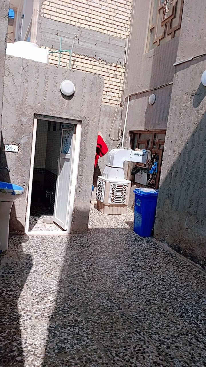 السلام عليكم بيت للبيع حي الأنصار ع ساحه المكان شارع المدارس الفرع المقابل لأعداية الضحى للبنات م ١٢٠ م طابقين ٣ غرف الطابق الثاني ٢ غرف مع صحيات الطابق الأول هول استقبال مطبخ غرفه نوم حمامات خارج وداخل السعر١٥٠ وبي مجال للأستفسار أكثر ***********
