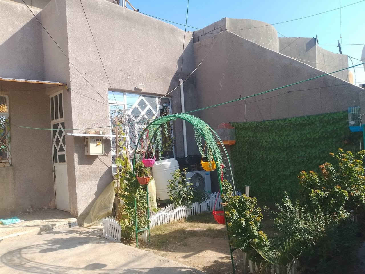 السلام عليكم دار زراعي 150 متر المدائن فلكه سلمان باك شارع المختار تبليط مجاري يحتوي على 3 غرف نوم واستقبال وصاله ومطبخ وصحيات مؤثث أو بدون اثاث حسب الرغبة .السعر 75 .. للتواصل ***********
