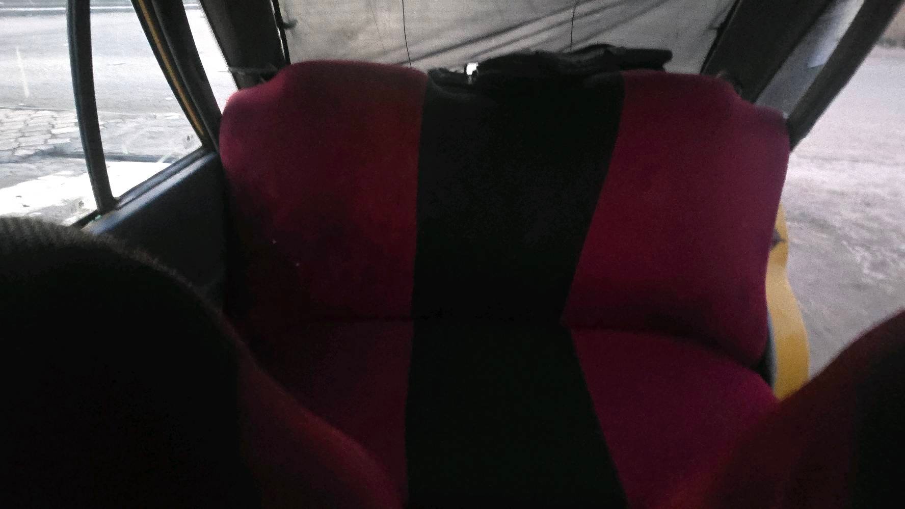 سيارة للبيع باللون الأصفر، نظيفة من الداخل والخارج. تمتاز بالرحابة والراحة في المقاعد. السيارة عملية ومناسبة للاستخدام اليومي. الجنوط بوضع جيد والإطارات مستهلكة قليلاً لكنها تعمل بكفاءة.