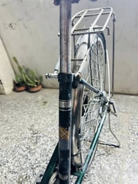 بايسكل بناتي للبيع حجم ٢٧ ياباني باله اصلي نقصه فقط كشن لبقيه كله نضيف...