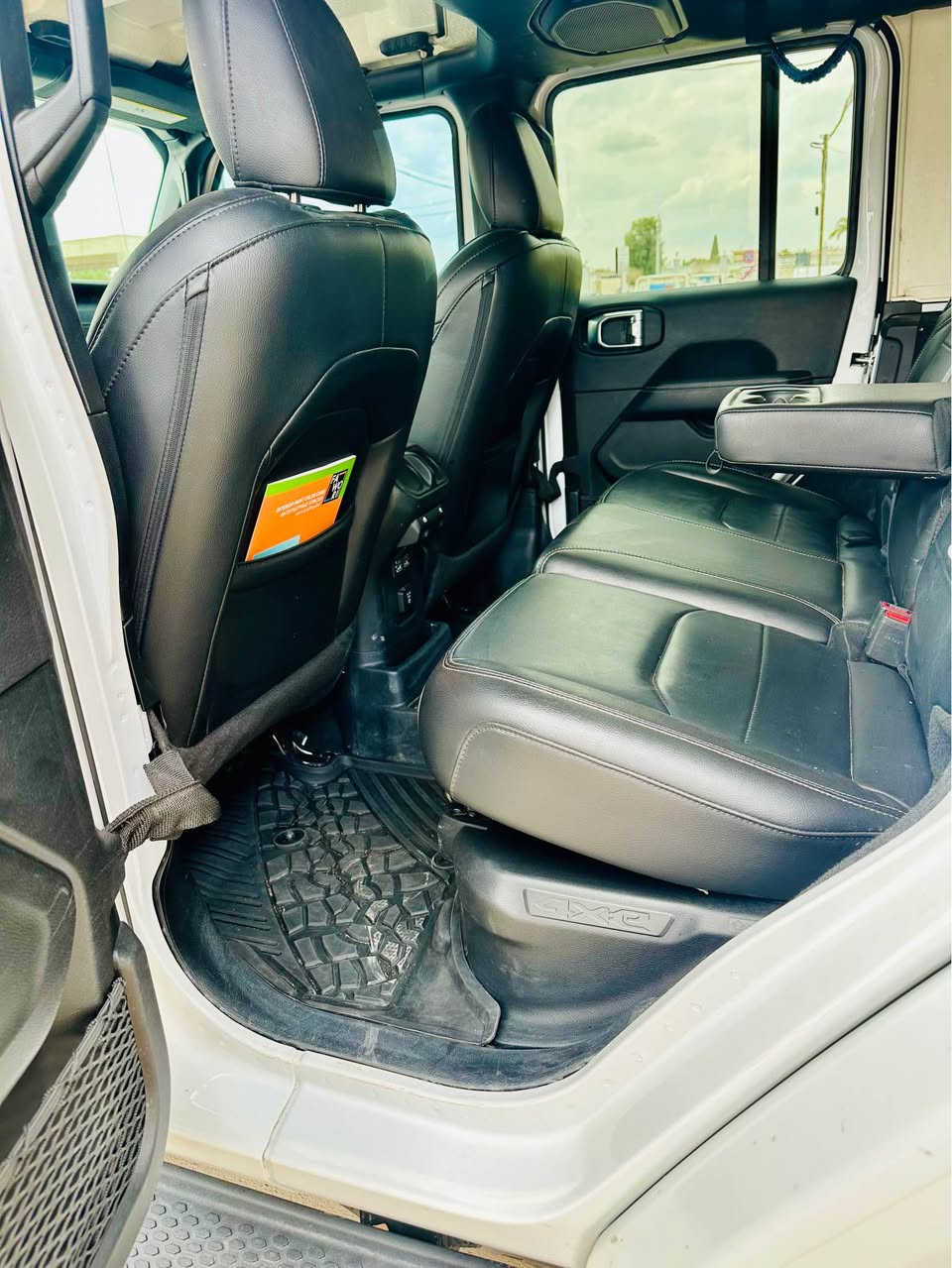 jeeb wranglar sahara 4xe
2023/ 
ماشى35 الف
سياره ٣ مودات بنزين- شحن- هايبريد
سياره كلين بى شوى  صبغ
كشنات جلد و هيتر
يفتح سقف
سياره نضيف جدا
كمليات كامل
تايرات جبلى
دعامىsrt 
سعر مناسب 
تراوس بى بس قضافى 200بيكب ٢٠٢٥
***********واتس اب أربيل, العراق
