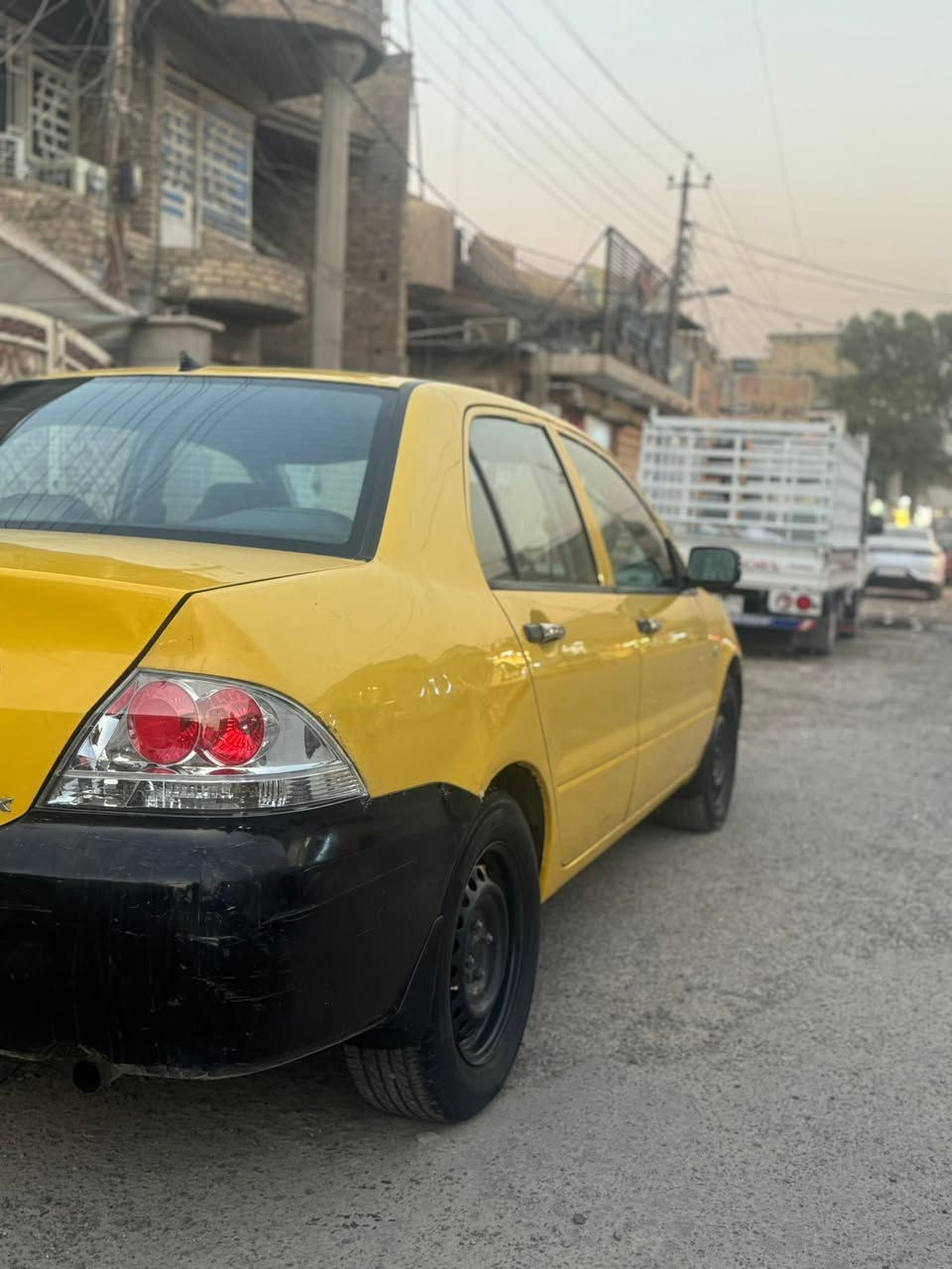سلام عليكم
لانسر 2010 مال شركه 

مكينه 1500 

سياره احلا من الصور بهواي وسياره جاهزه للاخير ومابيه برغي نقص سياره ع ايدي وتحويل ثاني يوم 

بيه مكانات صبغ بدون ضربه ولا معجون

تخم تاير كير ومكينه جدد تبريد ثلج صدر جديد يعني كبل لشارع 

مكاني بغداد البلديات 

***********
