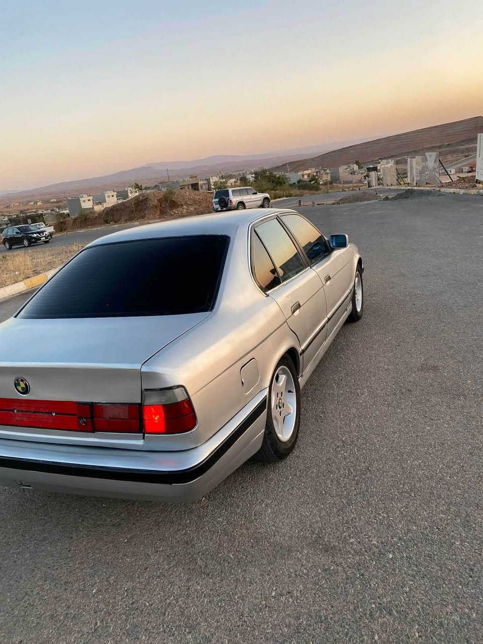 ه ره تا به ناوي خوايي گه وره
بیئم ٥٢٥ مۆدیل ١٩٩٢
ئارم پلاستک هەولیر بەشەرت
یەک ژمارەی هەلە نیە
کیرو مەکینە بەشەرت
مەکینە دەبل دجیتەلە بەشەرتی ئەوەی بوخاری نەبیت
دووجام کارەبا ئاونە کارەبا
 پەردە بیلاد
دەعم و لیدرانی نیە بەشەرتی موس و براوە
سەیارکە زۆر بەقووەتە
نرخ ٣٧وەرقە کەمیک مەجەل
***********

*********** كويسينجاك, أربيل
