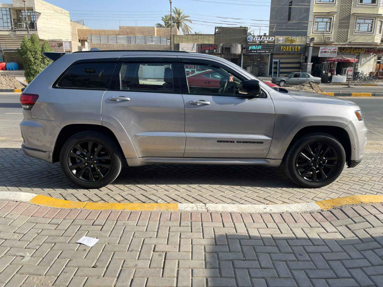 السلام عليكم
جيب سومت S أمريكي 
موديل 2018
فول مواصفات
 حادثها بنيد فقط مبدل اصلي 
* محرك 6 V
* رادار امامي مع مانع تصادم . 
* تحذير الخروج عن المسار . 
* جگات امامي خلفي .
* ⁠دوس صعود ونزول كهرباء بلادي 
* دفع رباعي 4x4 
* المقاعد الأمامية كهربائية .
* ذاكرة لحفظ وضعيات الجلوس . 
* المقاعد الأمامية  تبريد وتدفئة . 
* المقاعد الخلفية مع تدفئة . 
* انظمة القيادة .
* نقطة عمياء ..
* مقود السائق كهربائي . 
* تدفئة ستيرن . 
* سقف بانوراما .
* شاشه كبيرة مع نفكيشن GPS . 
* ⁠لايت منضومة عدسات LED
* كشافات ضباب بروجكتر زنون . 
* تشغيل عن بعد .
* صندوق كهربائي .
* حساسات أمامية . 
* حساسات خلفية .
* كاميرا خلفية .
* مرايا متحسسه للضوء العالي . 
* محدد سرعة . 
* نظام بريك اوتماتيكي ( Auto Break System ) .
*نظام صوت هارمن كاردون
* شاشات 
* رادارات .
* المسافة المقطوعة (54000) 
* وبعد هواية مواصفات .
———————-
* السعر (240) وبيها مجال
***********
