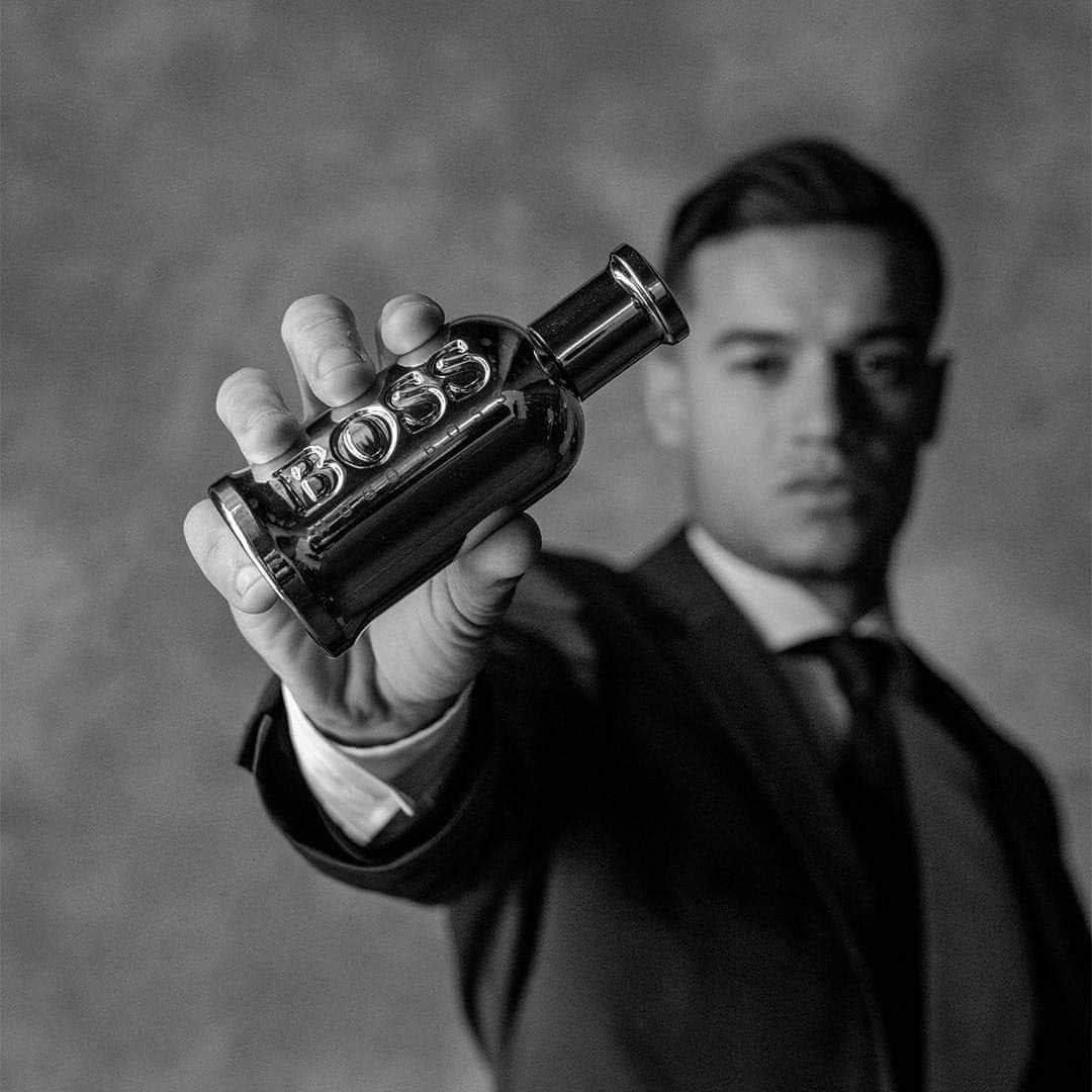 Boss Bottled Intense Eau De Parfum
عطر بوس بوتلد إنتنس اودي 
تقدم Hugo Boss عطر أول اودي بيرفيوم من مجموعة عطر بوس بوتلد Boss Bottled الذي صدر عام 1998 و قد تميز برائحة منعشة جذابة و قد أعادت شركة بوس تقديمه عام 2015 في شكل جديد و كثيف بإسم بوس بوتلد إنتنس Boss Bottled Intense  ثم أعلنت الشركة في  2016 عن عطر Boss Bottled Intense Eau De Parfum في شكل ماء عطر أكثر كثافة و تركيز أعلى من الزيوت العطرية.
بوس  بوتلد إنتنس ماء عطر
عطر بوس بوتلد إنتنس ماء عطر خشبي تابلي له نفس نوتات نسخة ماء التزيين التي صدرت عام 2015 و لكن مع زيادة نسبة و تركيز الزيوت العطرية لتصل إلى 14% و تقوية معدل ثباته. يبدأ العطر بالتفاح الأخضر و زهور البرتقال مع البرجموت و قلب تابلي من القرفة و القرنفل مع زهور الجيرانيوم (إبرة الراعي) مع قاعدة غنية بأخشاب الثمينة و هي الصندل و الأرز مع الفتيفير مغلفة بالفانيلا الدافئة.الوجه الإعلاني هو الممثل جيرارد بتلر .
100 مل اودي بيرفيوم 
#الاصلي 💯


**إذا كنت صاحب هذا الإعلان وتريد حذفه لأي سبب، رجاءا أرسل رسالة إلى الدعم الفني**