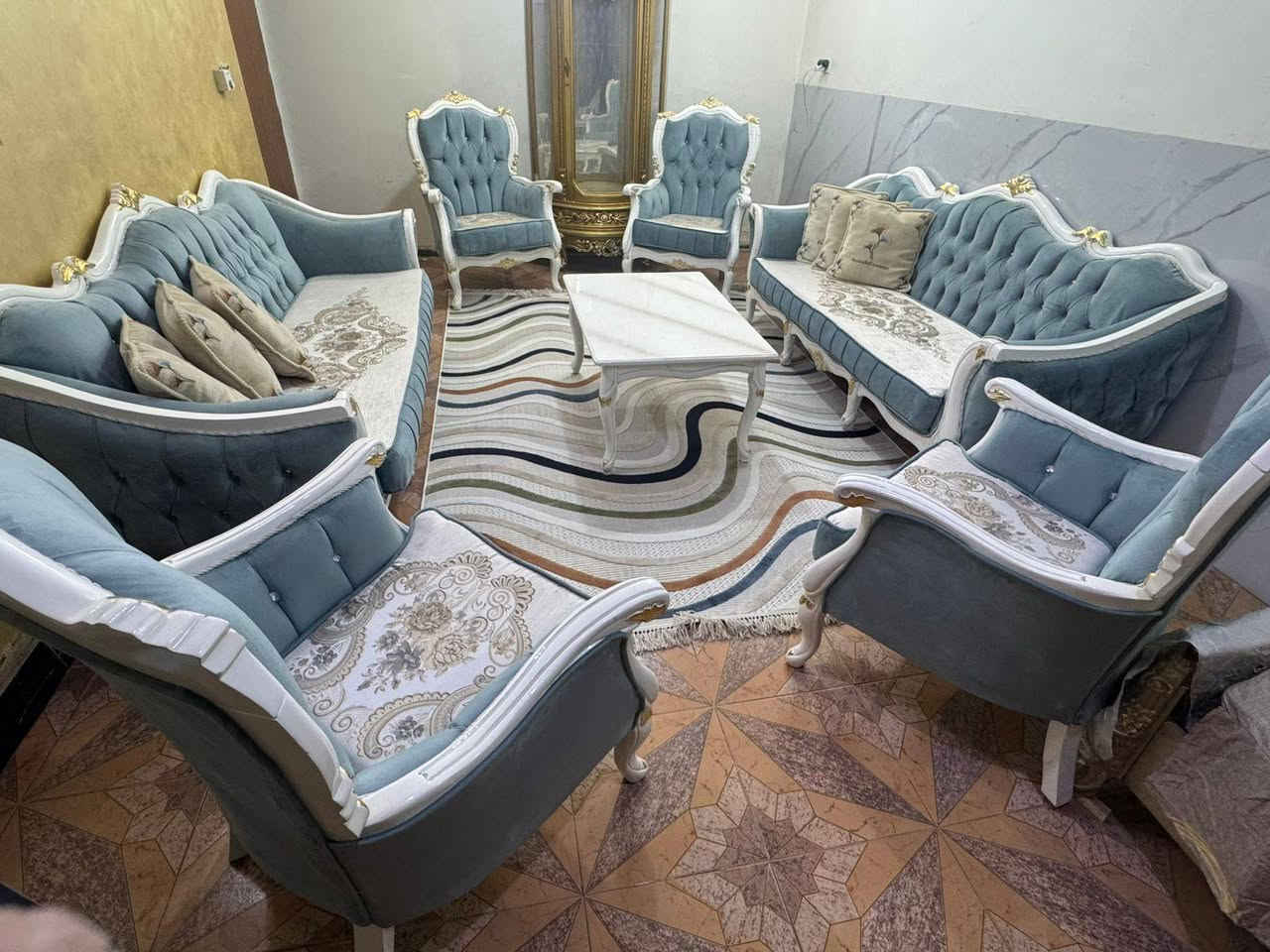 تخم زان تركي ١٠ مقعد مع ميز وسط اخو الجديد نضافه فول ولا غلطه ***********
