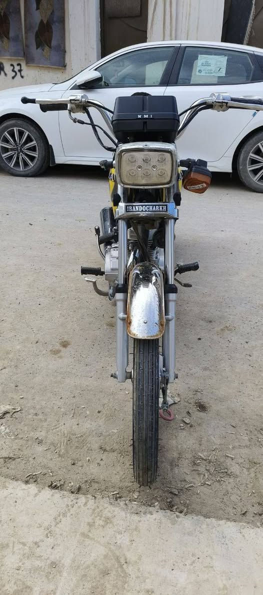 السلام عليكم
دراجه ارشه موديل 21 ارواق اصولي سنوية بس بعدني ما مستلم لوحاتها 
دراجه نظيفه مكينه مفتوحه كهربائيات شغاله عوزها بس اشاير شاصي عدل ونظيف  مكينه نظيفة لاتبخير ولاتنقيص
رايدها ب700وبيها مجال بسيط
عنواني ديوانية رقمي ***********
