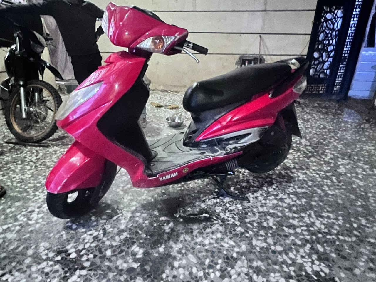 السلام عليكم دراجه سكنس فحل كابريتر محرك بلادي اي نقص مابيه كهرباياتها كها شغاله تخم تاير مناقصه اي شي السعر 650وبيها مجال عنوان بغداد قرب فلكت حي نصر اي ستفسار تصل على رقم ***********
