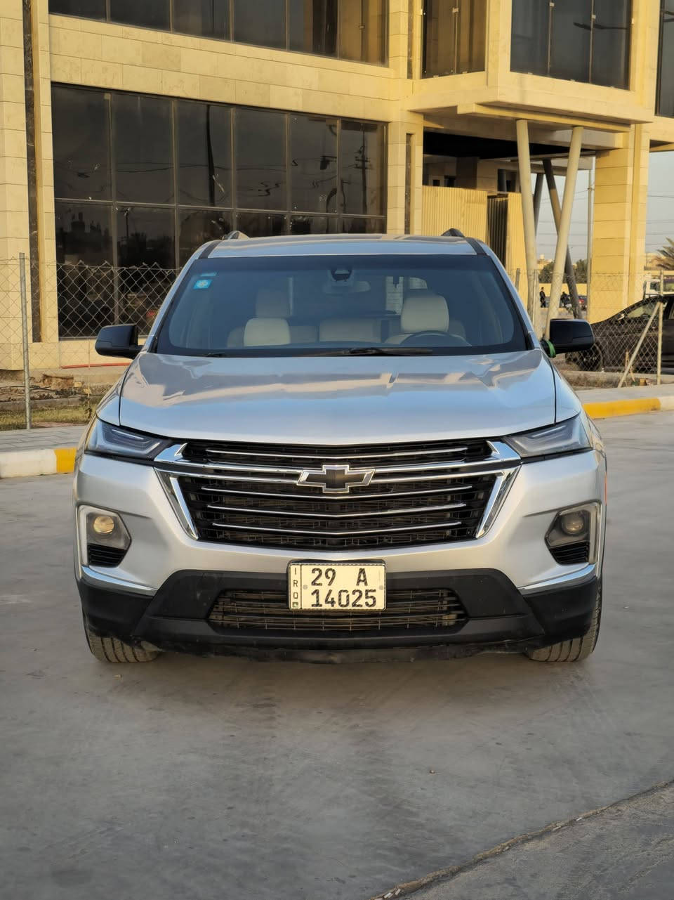المركبة : شيفروليه ترافرس موديل 2023
مكان السيارة: كوت 
_______
المواصفات 
✅ شيفروليه ترافرس 2023  
✅ محرك 6 سلندر 3600 VVT
✅ اربع بصمات للابواب مع بصمة تشغيل
✅ ويل كب حجم 18 
✅ لايتات زينون اصل مع حاجب LED نهاري 
✅ كاميرا خلفية دوارة مع الستيرن 
✅ ستيرن كهربائي 
✅تحكم كهربائي متكامل لمقاعد المقدمة 
✅ منافذ USP & AUX
✅ منافذ طاقة 12V متعددة
✅ رادار امامي مانع تصادم واعطاء تنبيه مع حساسات خلفية
✅ مانع إنزلاق
✅ تحكم ستيرن جهتين متكامل الايعازات
✅ سايد بريك بصمة 
✅ تبريد السيارة 3 قطع مع تبريد خلفي منفصل  
✅ للمزيد الاتصال *********** علاوي 
✅️السعر 225 بيها مجال
