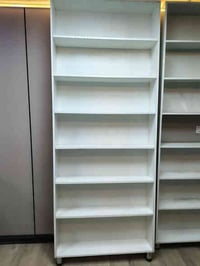 يتوفر فاترينات عدد ٢ مع زاوية وميز رسبشن  الفاترينات  الارتفاع مترين و...