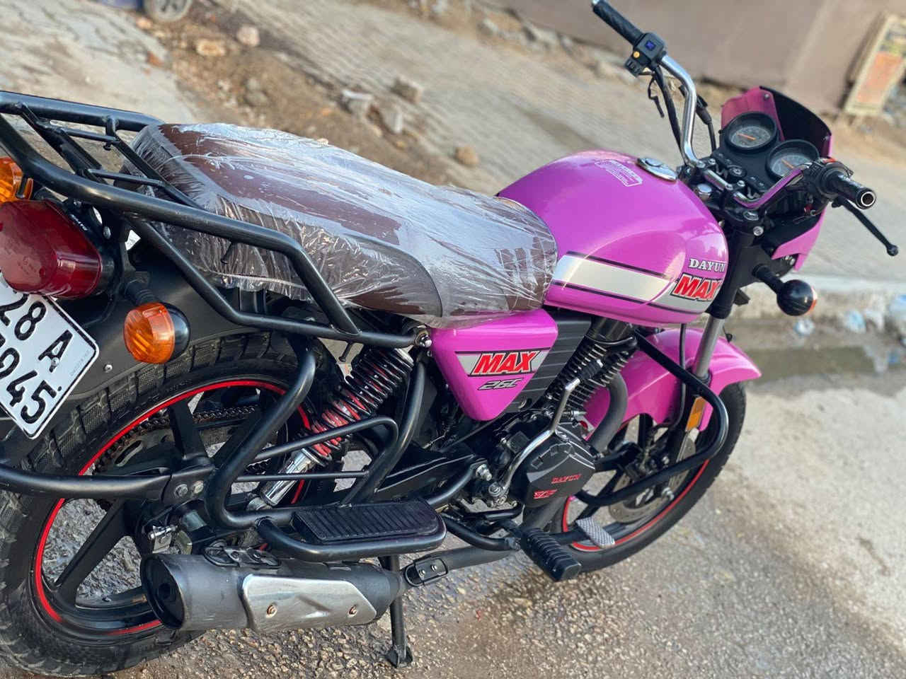 سلام عليكم دايون للبيع مديل23 محرك 200 رقم وسنويه بأسمي سعره 2200 وبيه مجال قليل ***********
