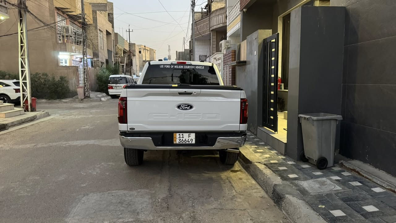 بسم اللَّٰه الرحمن الرحيم 
‏‎ اللهم صلِ على محمد والِ محمد 
‏‎للبيع فورد F150  2024 
‏Xlt 
‏‎السيارة 5000 ميل فقط   يعني زيرو بعدها 
‏‎حساسات  خلفية وامامية
‏‎رادار 360درجه
‏‎كامرة 360 درجة
‏‎باب بدي فتح عل البصمة و الريمونت 
‏‎لايت  زنون شكل جديد 
‏‎شاشات عدد 2 ديجيتل حجم كبير فول مواصفات 
‏‎قيادة ذاتيه و تحديد مسار واتو ستوب توقف ذاتي ‎داخل مخمل 
‏‎تدفئة  كشنات
‏‎فتحة جام خلفية للبدي 
‏‎منافذ كهربائية داخل السيارة 
‏‎بصمة ابواب  و تشغيل عن بعد ورمز دخول ابواب 
‏‎كير تعليك 
‏‎كشنات كهربائي و تدفئه  
‏‎مري  كهربائي و اشاره  و كامرا وترحيب 
‏‎بصمات دخول ابواب و رمز سري
‏‎انارة محيطية 360 درجة 
‏‎منافذ كهرباء 220 فولت و كذلك 110 فولت بكل مكان بالسيارة  3 منفذ بالبدي طلب خاص 
‏‎وضعيات القيادة اكثر من 7 انظمة ( جبلي و صحراوي و اقتصادي و طبيعي و سبورت و سلس و صخري و ممطر الخ...)
‏‎محرك 3500 تون تيربو كير 10 نمر ، 4 ويل 
السعر 357 $ يعني ثلاث دفاتر و 57 ورقة وبيها مجال شوية 
وصور الحادث منشورة هم
مكان السيارة بغداد البنوك 
***********
