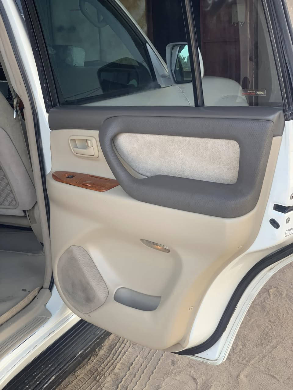 ‏سلام عليكم سيارة لاندكروز موديل 2004 سيارة حلوة نظيفة ‏مكينة ثمانية سلندر 4700 سيارة جاهزة تبريد خير من الله السيارة بيه صبغ مكانات مكان السيارة بصره الاستفسار اتصل بالخدمة  ***********￼￼ السعر 190 وبيها مجال مراوس حسب القناعة
