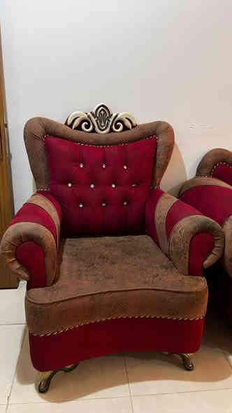 تخم تركي للبيع جديد لوك 6 قطع 4كراسي اصغار وثنين اكبار السعر 650 وبي مجال 
للاستفسار 
***********
