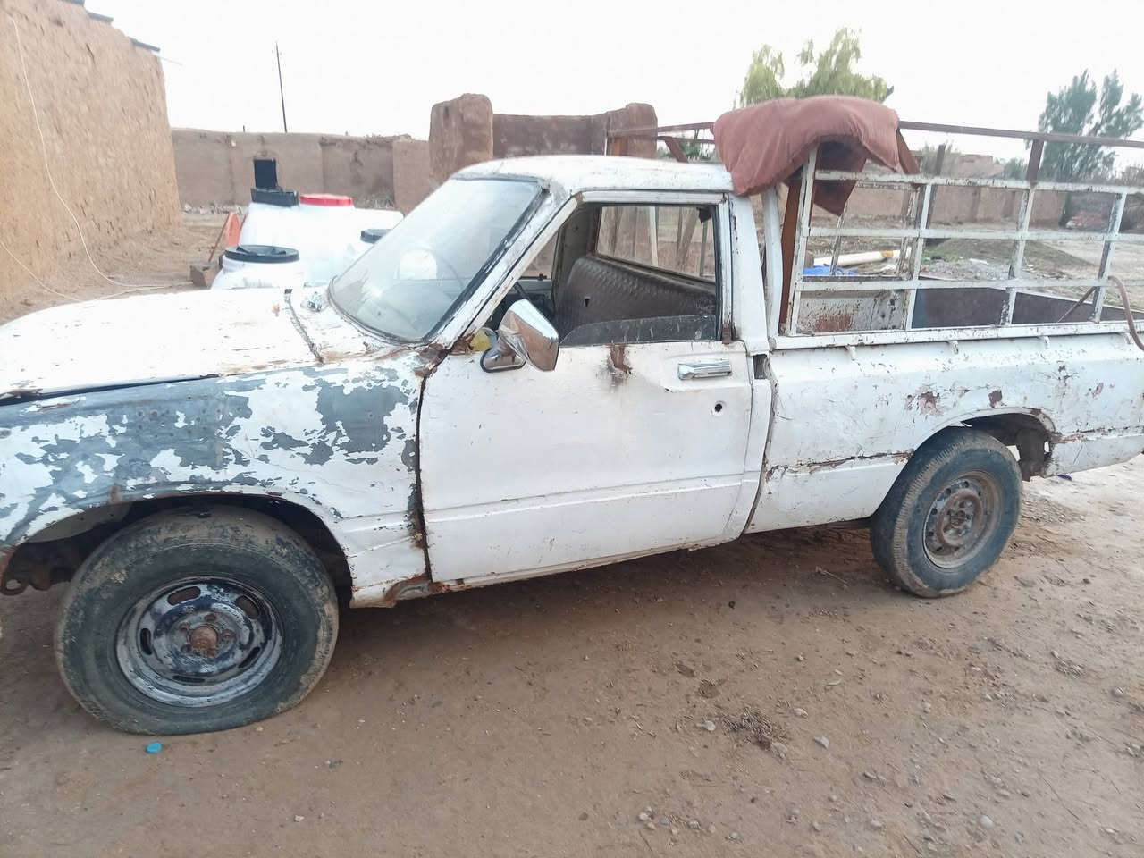 السلام عليكم سياره 82للبيع محرك وكير ما بيه تنقيص المكان ديالى دلي عباس السعر 10وبيهى مجال ***********
