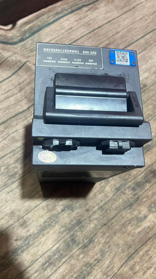 بطارية ليثيوم للبيع مع ضمان وصل سنتين على البطارية اي خلل ترجع للشركة 72v بأعتبار 6 بطاريات تگعد على جميع الدراجات 
30 أمبير استخدام شهرين 
مع شاحنة الأصلية مالتهه
السعر 350 الف وبيهه مجال قليل 
العنوان : البصرة ياسين خريبط 
الرقم : ***********
