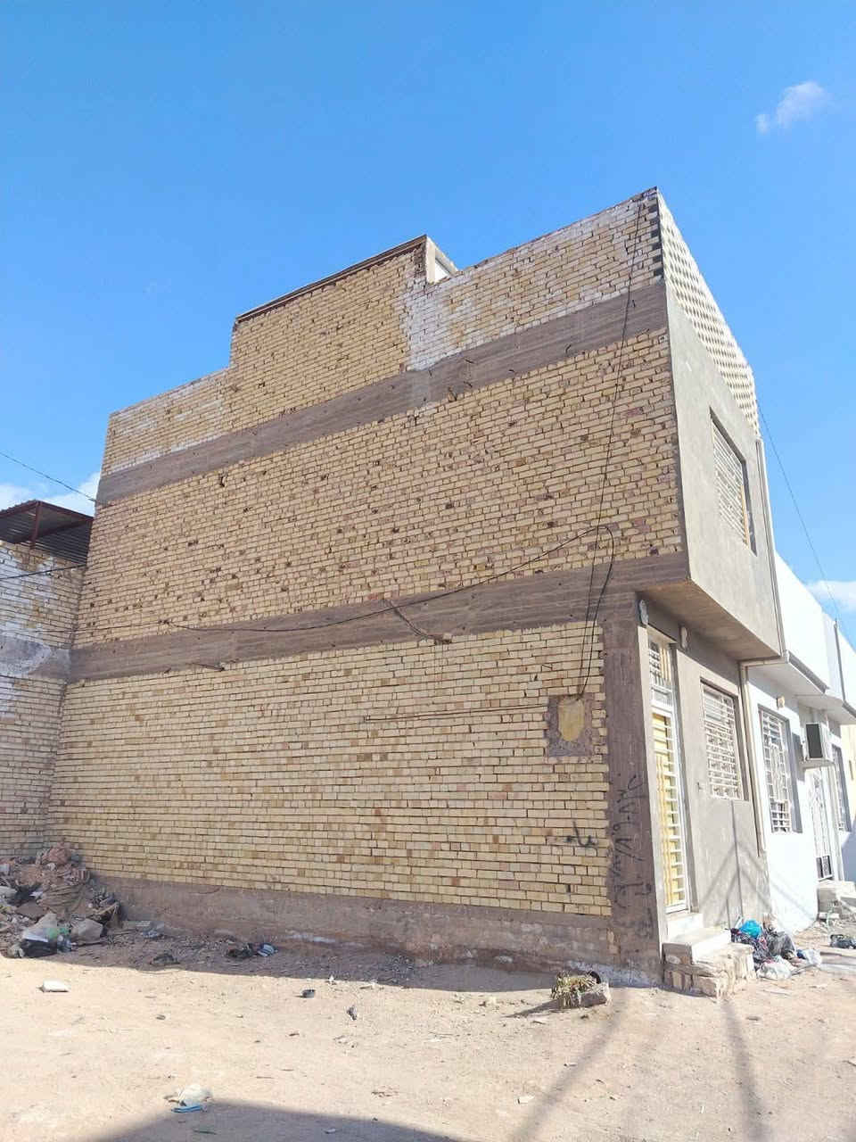 سلام عليكم 
بيت للبيع طابو صرف مساحه 50 متر بناء درجه اولى مرتب  يحتوي على ثلاث غرف في النجف حي النداء قرب شارع بيتي المربع الذهبي السعر 51 مليون 
***********
***********
