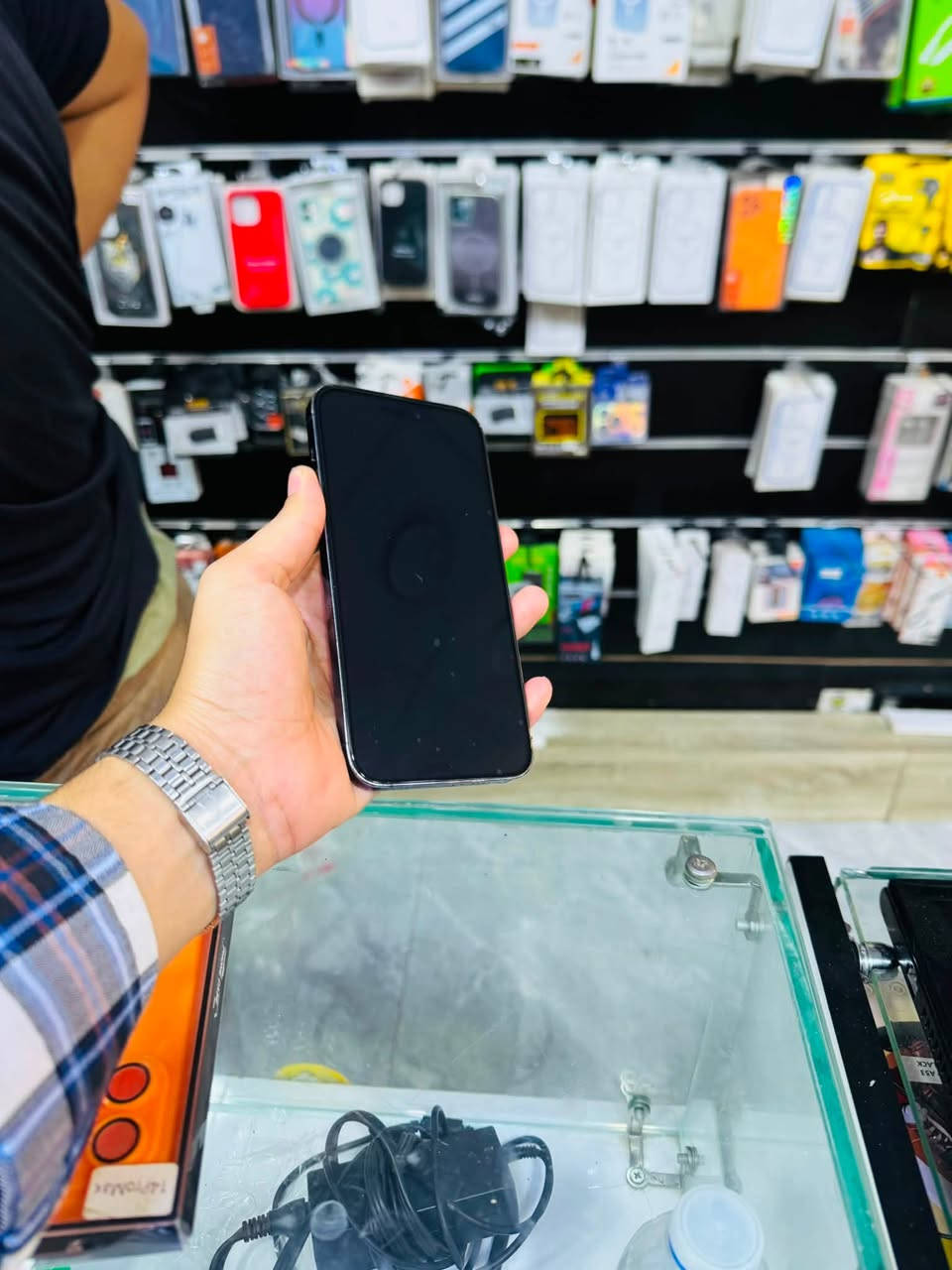 السلام عليكم ورحمة الله 🌹
📱 آيفون 14 برو ماكس
💾 الذاكرة: 256GB
🔋 البطارية: 89%
🌍 الجهاز عربي – شرق أوسط
🎨 اللون: بنفسجي

📌 المواصفات:

* الجهاز مكفول كفالة عامة
* لا مفتوح ولا مصلح
* كلشي شغال 100% وما بيه أي خلل
* فقط بيه نقطتين سود بالشاشة (ما تأثر على الاستخدام)
* الشاشة عليها ضمان شهر
* بصمة الوجه (Face ID) واقفة فقط

📍 الموقع: بغداد – مدينة الصدر – قطاع 23

💰 السعر: 530 ألف (نهايته)

📞 للشراء الاتصال على الرقم:
***********

