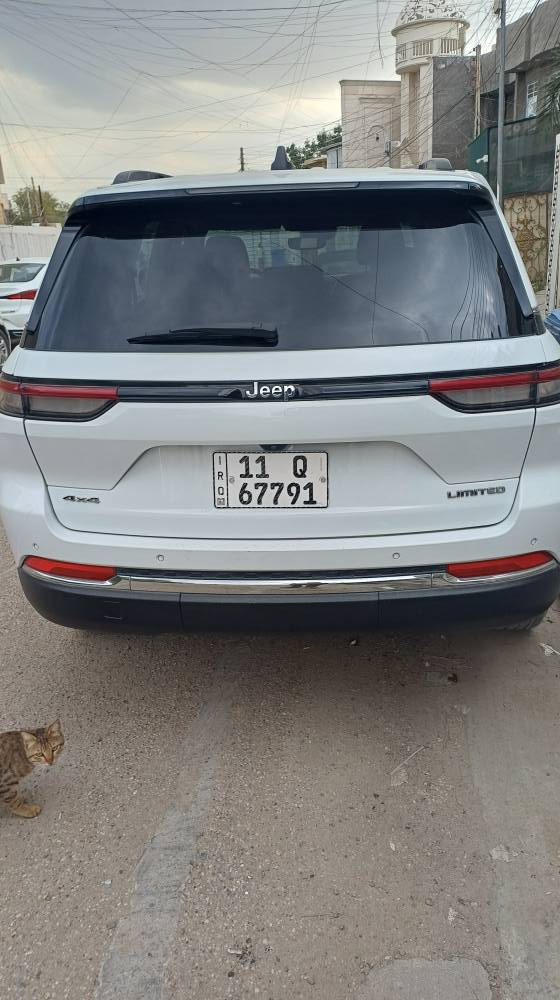 السلام عليكم للبيع او مراوس جيب كراند شيروكي موديل 2022 وارد امريكي بدون صبغ بيه ٣ قطع تبديل نفس الون وبيه تعديل بل شاصي شي بسيط سياره فوول موصفات لمتد ماشيه 40 ميل  سياره جاهزه اي نقص مابيه السعر 250 وبيه مجال  بسمي مكانه بغداد حي الجهاد استفسار اتصل *********** بغداد, العراق
