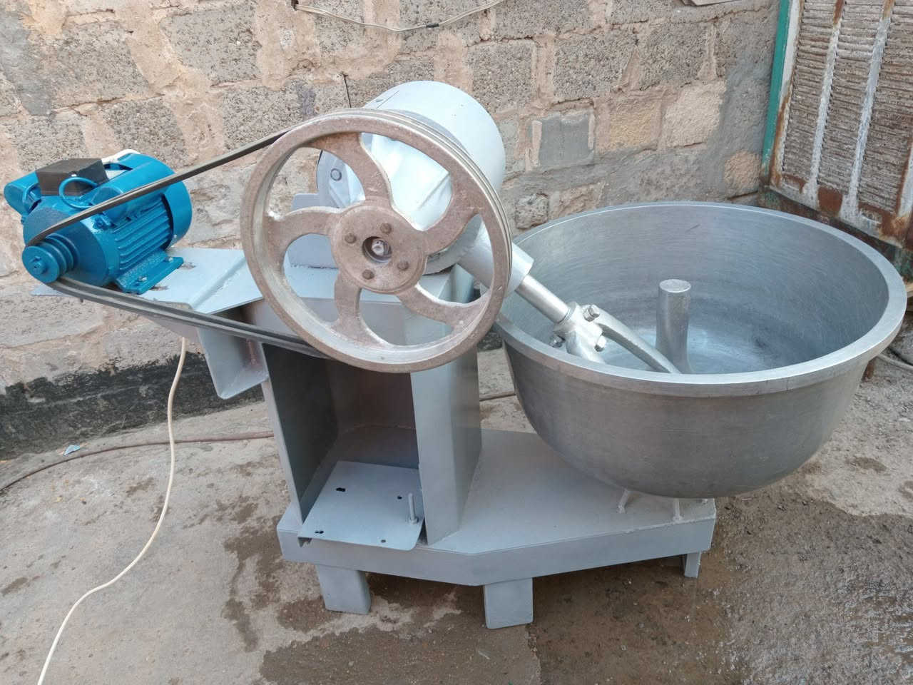 السلام عليكم 
للبيع عجانه جيس ٥٠ كيلو جديده على الكهرباء مكاني بغداد قرب الكاظمية السعر ٥٠٠ 
***********
