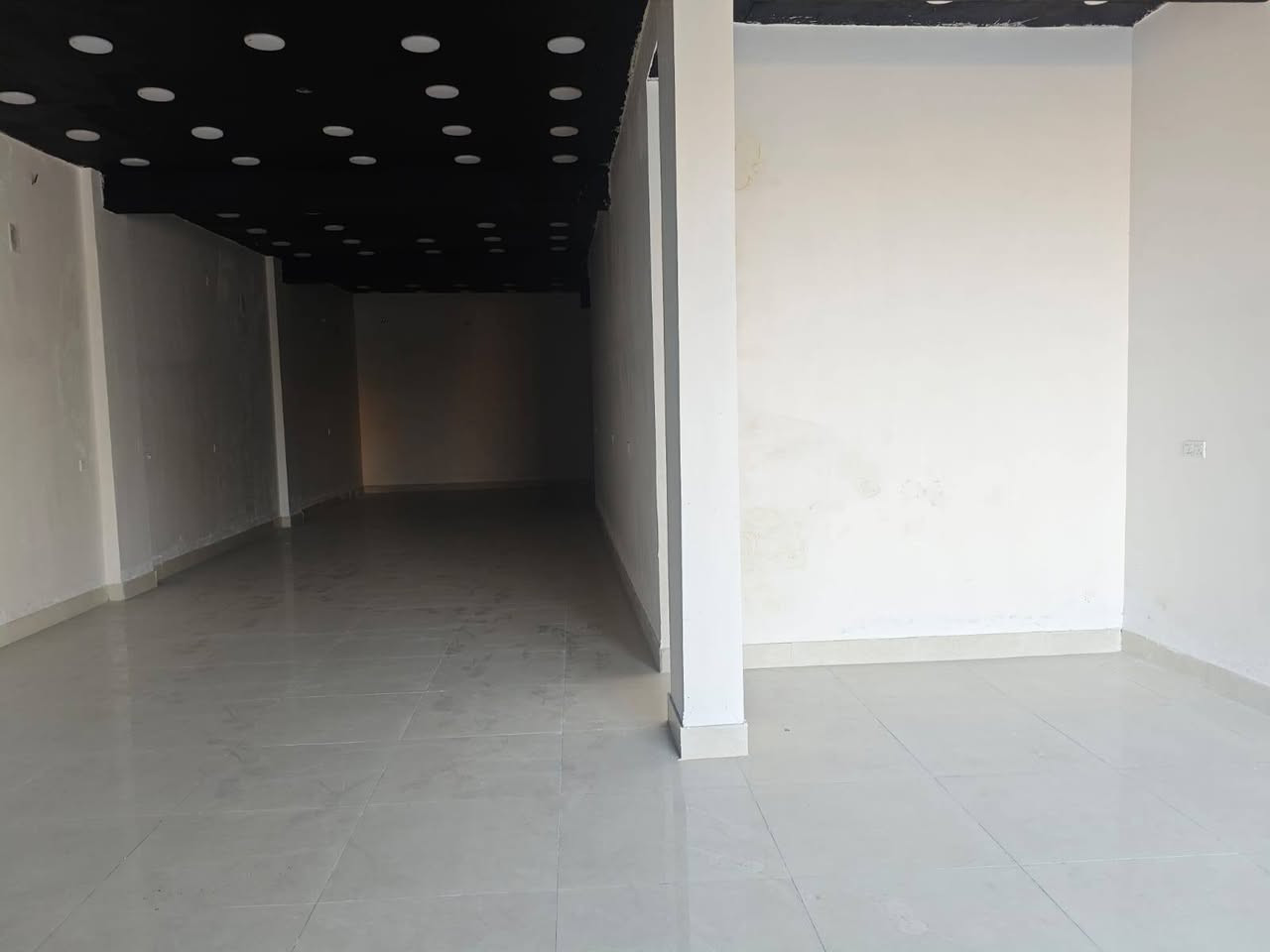 السلام عليكم
عقار للبيع 
الموقع الحر مقابل سوق حي العسكري 
مموقع مميز مقابل اربع مدارس 
بالإضافة الى السوق 
المساحة 200 متر مربع 
10*20
البنايه طابقين 
الطابق الارضي تقريباً كامل المحلات مجهزه وكامله فقط الصحيات متبقي 
الطابق الثاني هيكل كامل مع بيتونه 
البناء تم بإشراف هندسي وتم الاعتناء بالاساسات والأعمدة لكون المخطط موضوع لبناء ثلاث طوابق 
للاستفسار 
***********
‏‪+964 780 438 8100‬‏
